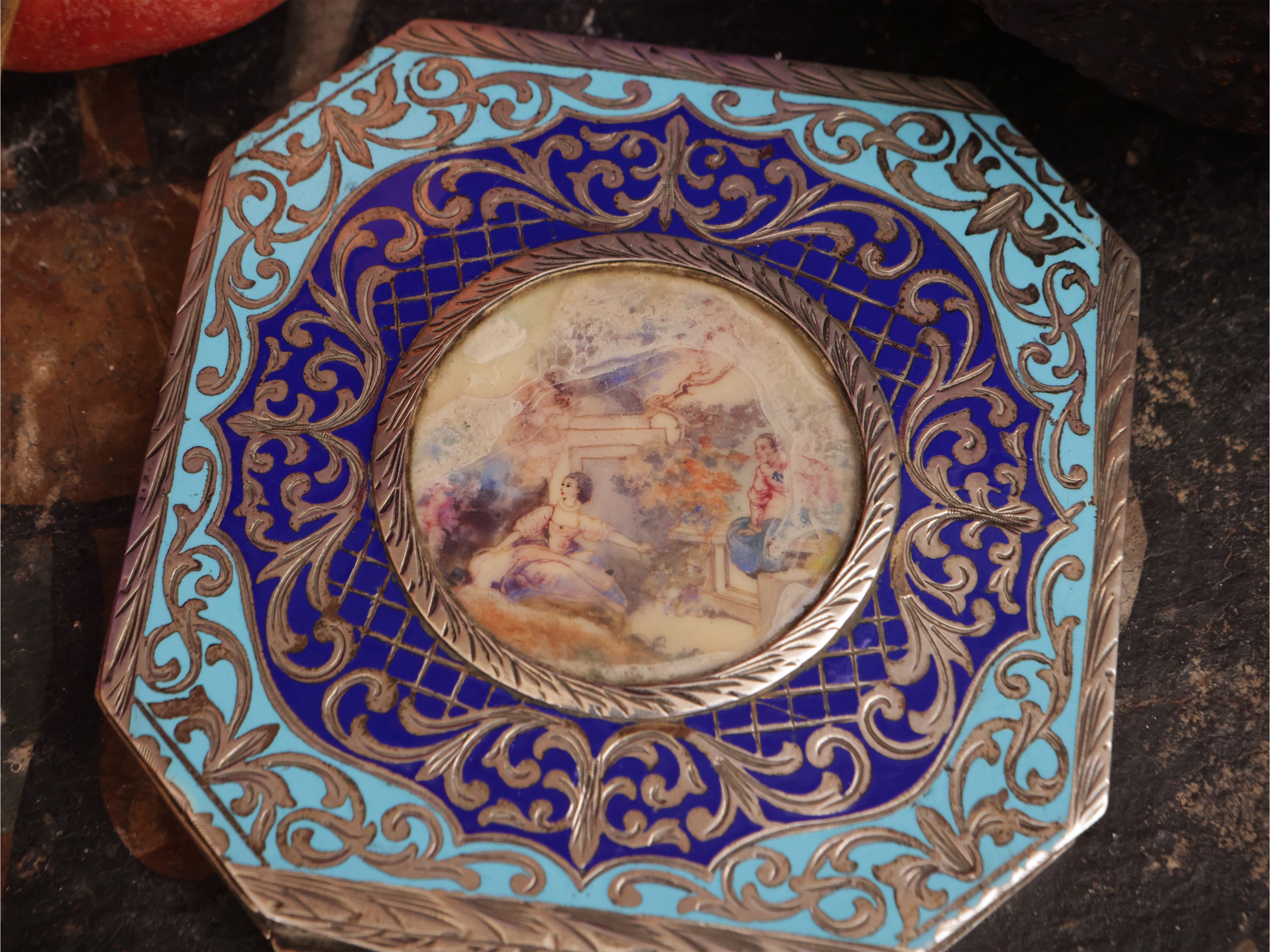 Trousse da borsetta in argento e smalti policromi