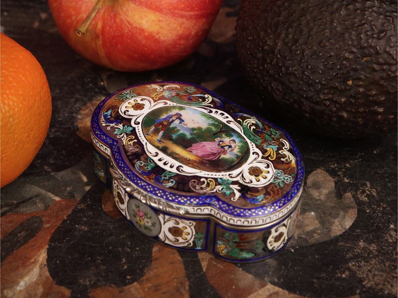 Tabacchiera d'epoca in argento e smalti policromi