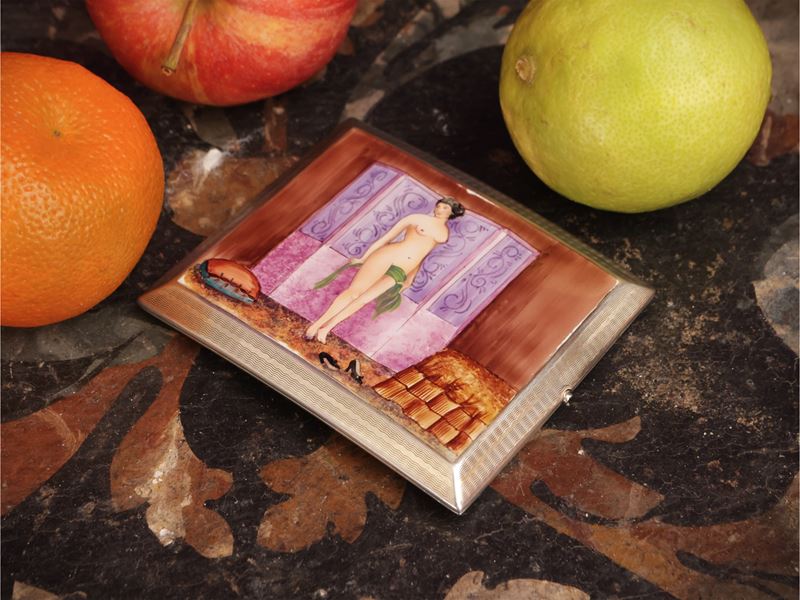 Portasigarette erotico in argento e smalti policromi