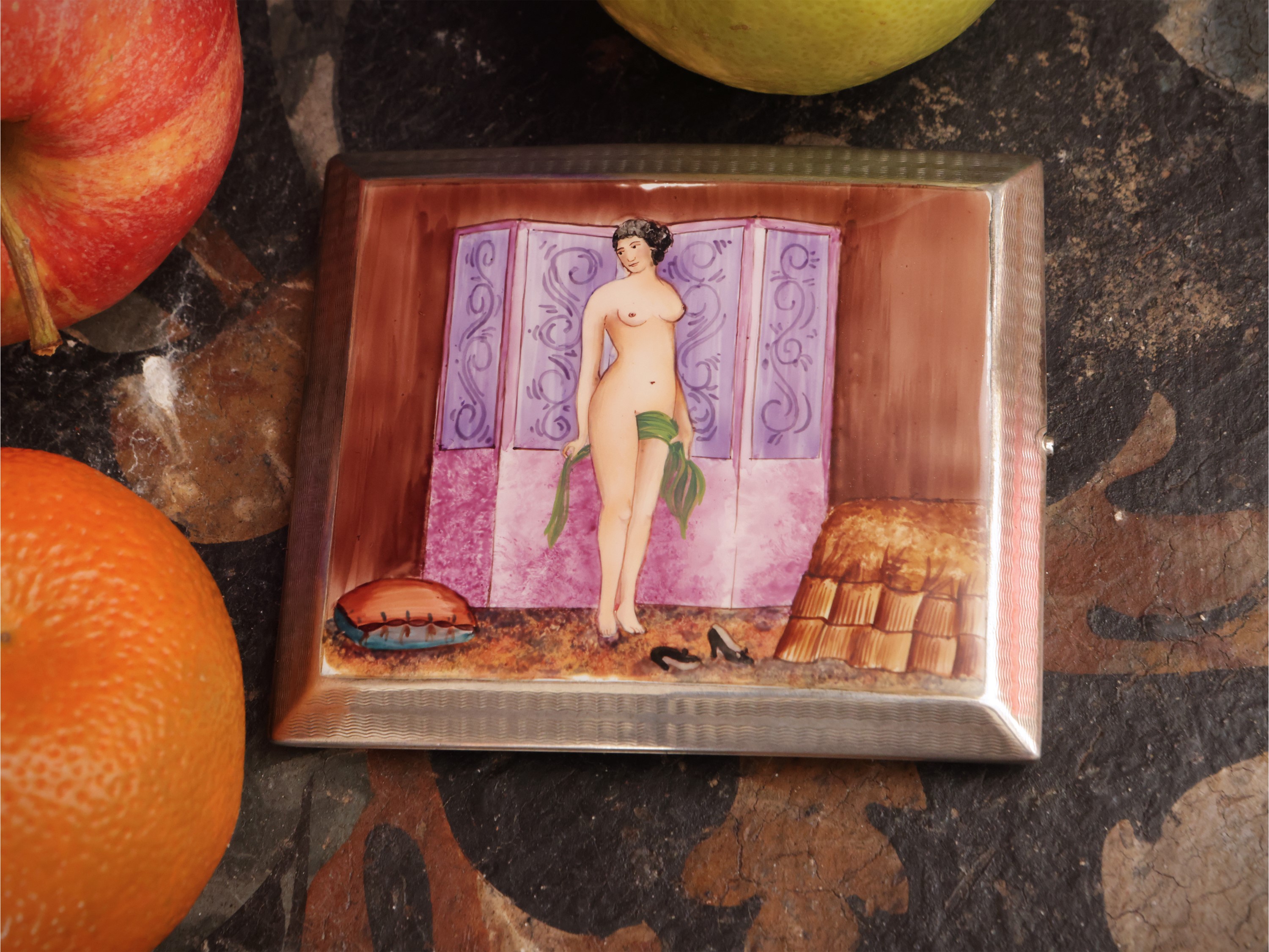 Portasigarette erotico in argento e smalti policromi