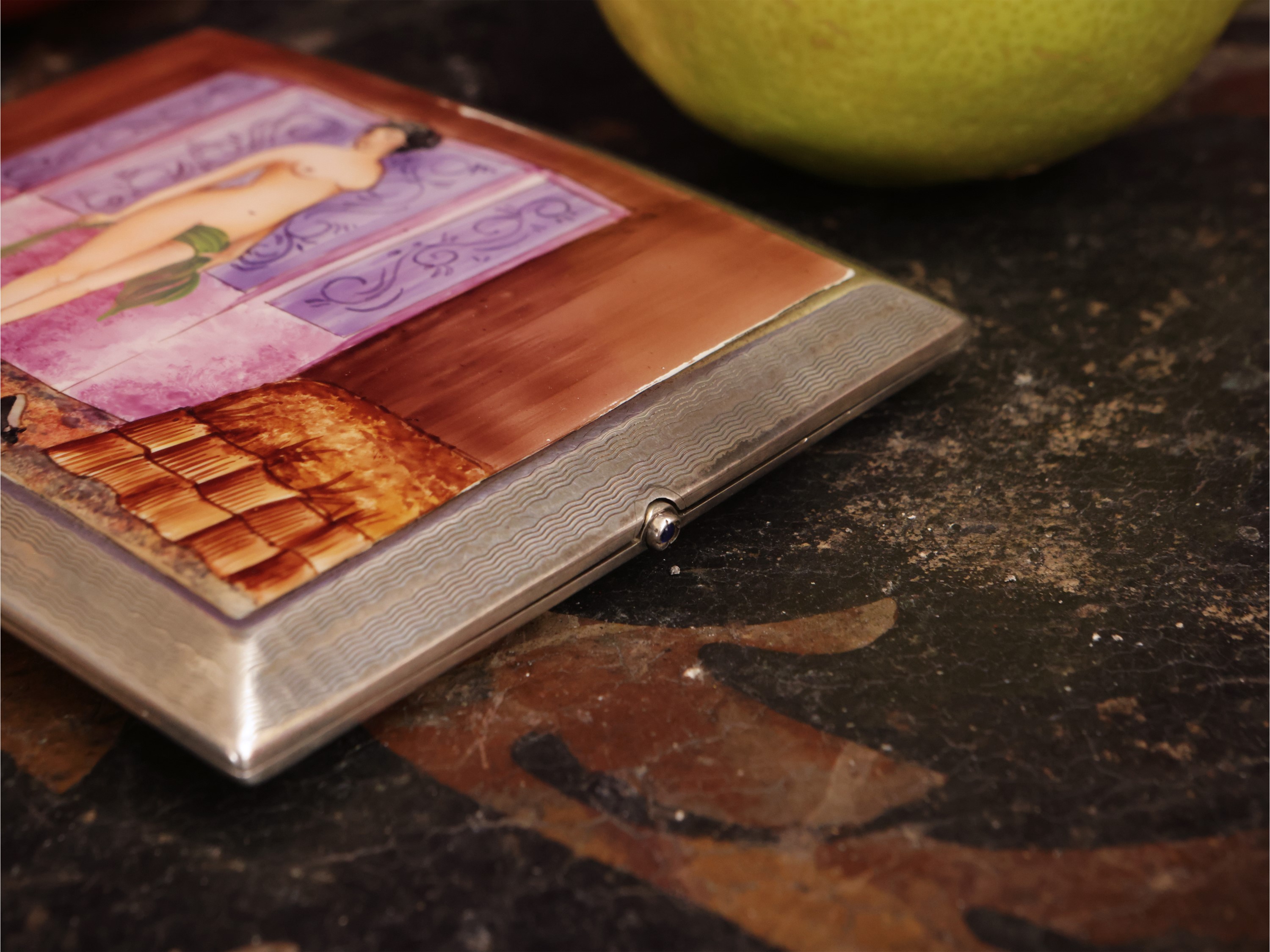 Portasigarette erotico in argento e smalti policromi