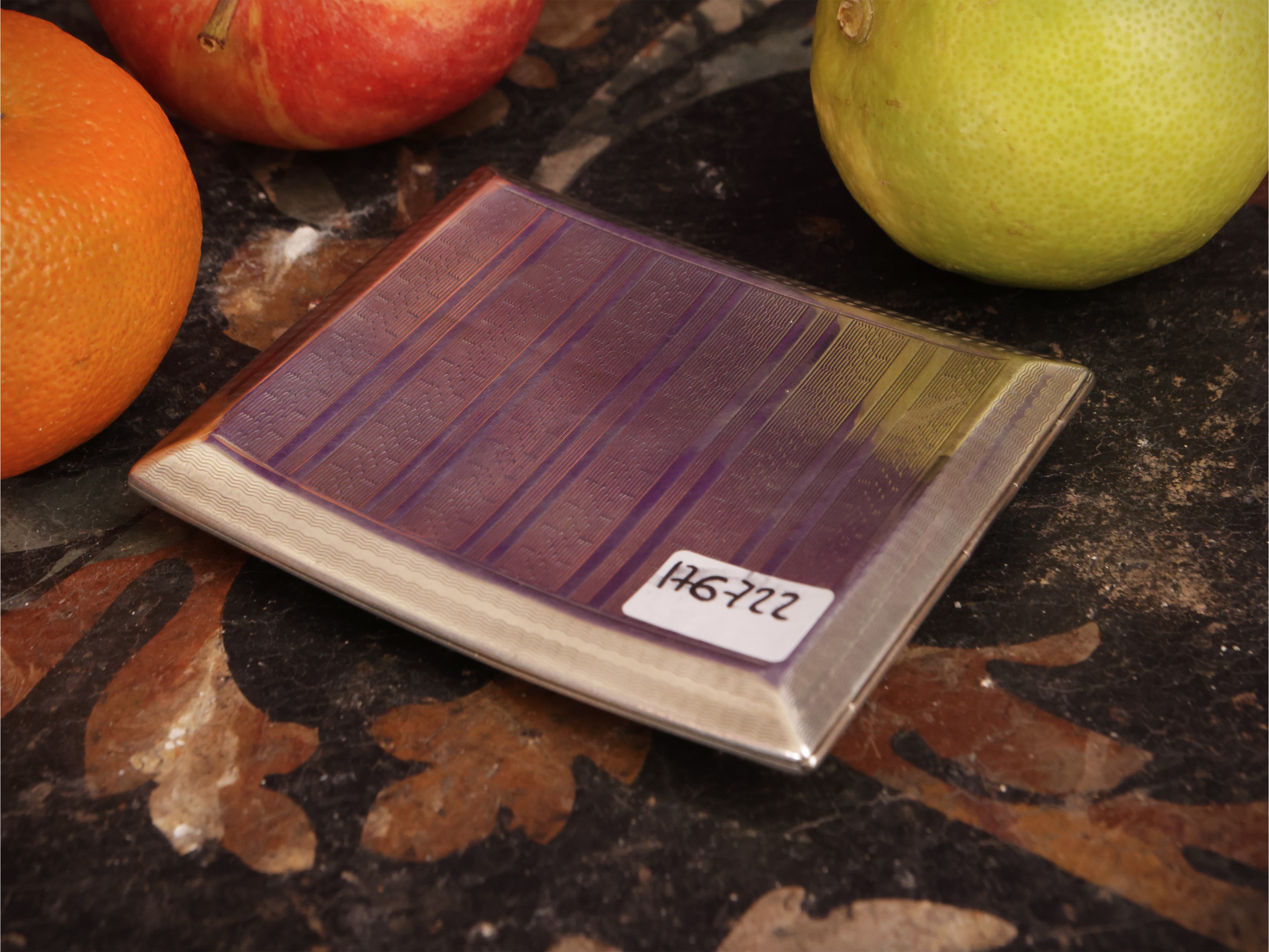 Portasigarette erotico in argento e smalti policromi