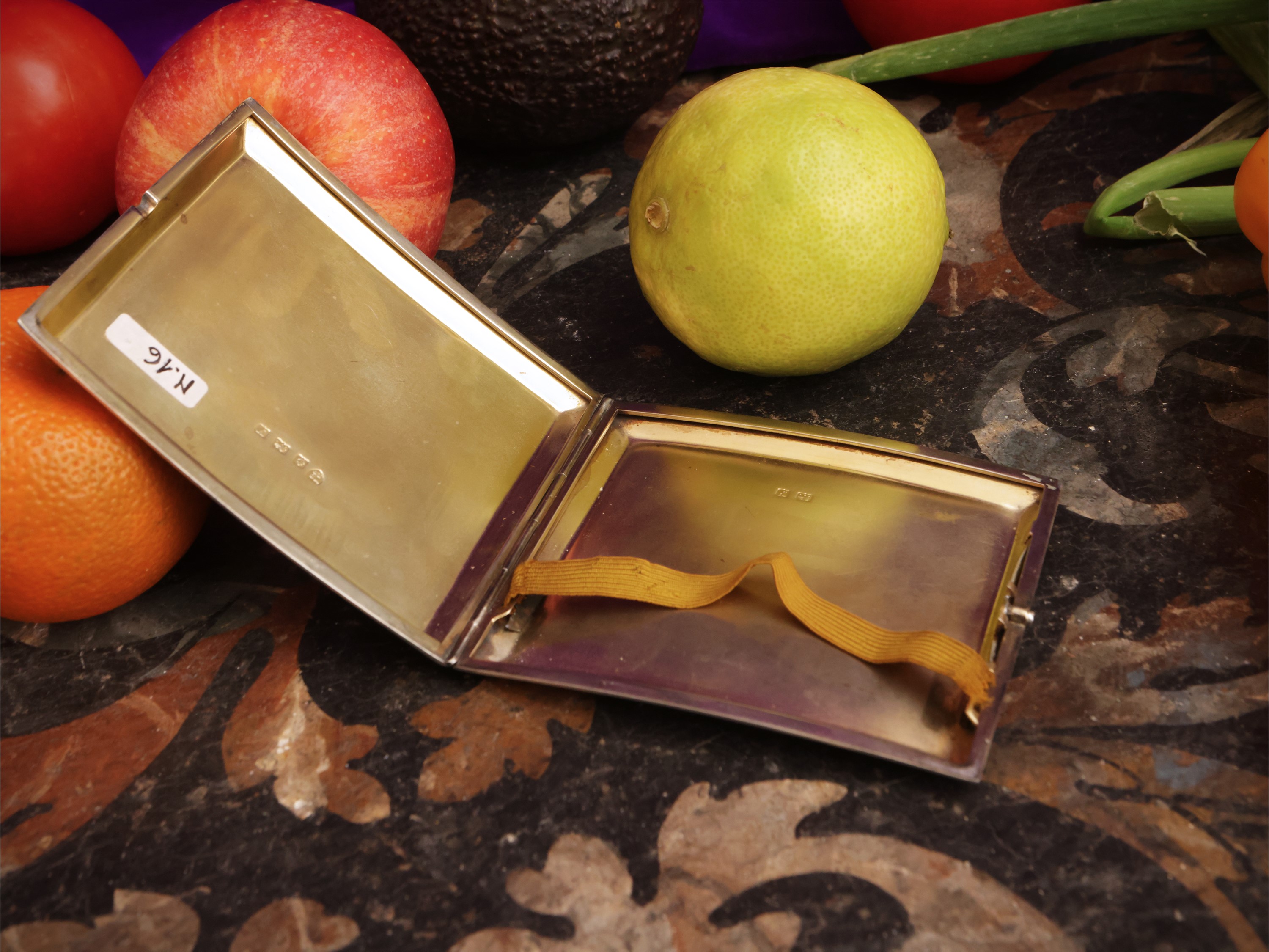 Portasigarette erotico in argento e smalti policromi