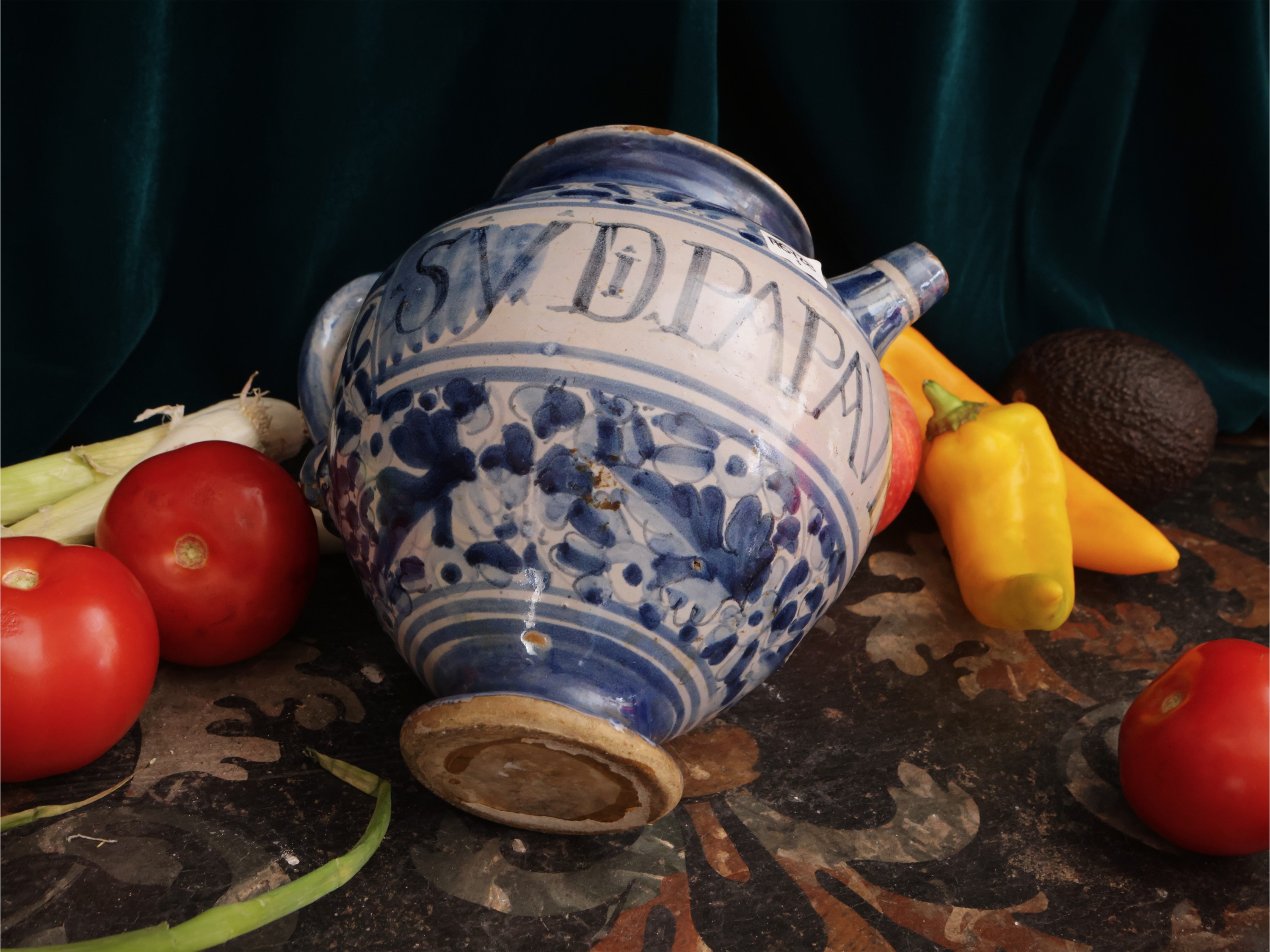 Versatoio da farmacia in maiolica, Venezia, XVII secolo