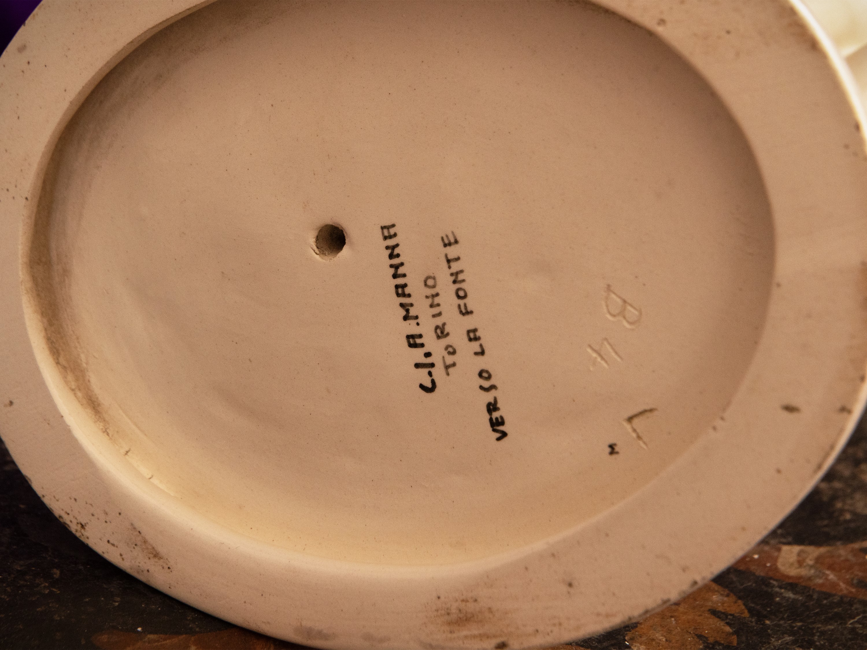 Verso la Fonte, Figura in Ceramica Policroma