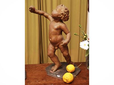 Putto, scultura in metallo policromo