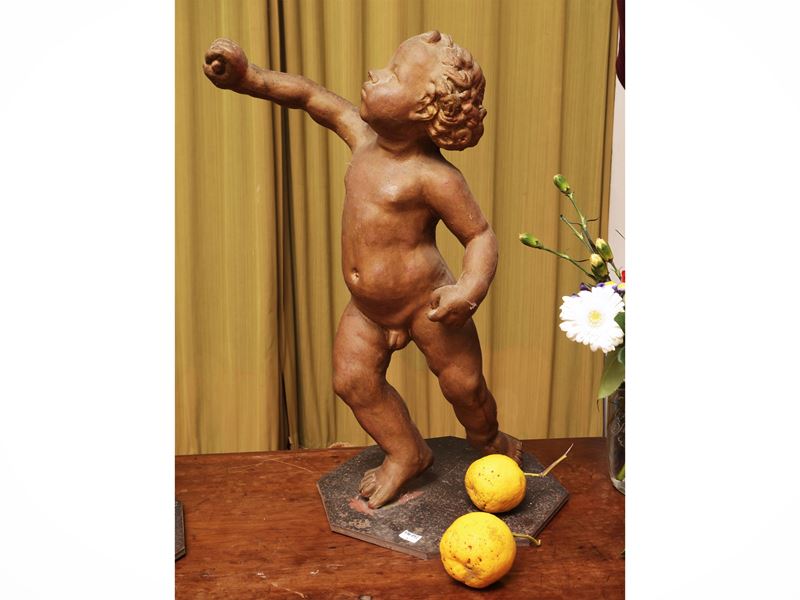 Putto, scultura in metallo policromo