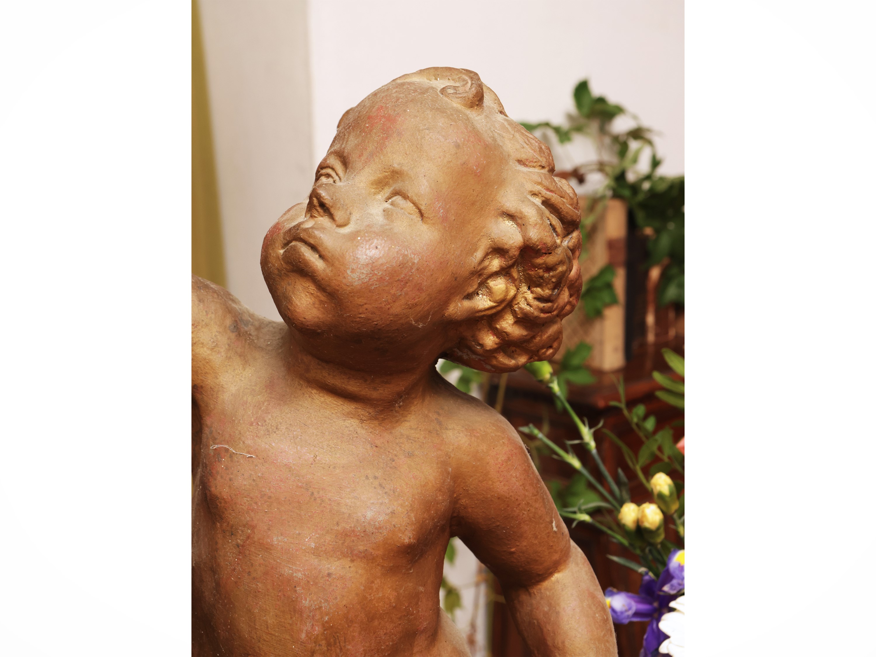 Putto, scultura in metallo policromo
