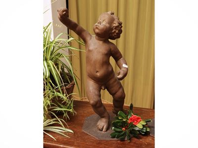 Putto, gruppo in metallo policromo