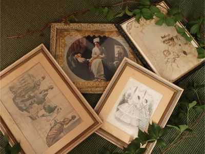 Lotto di quattro stampe, comprese litografie di moda, fine XIX secolo