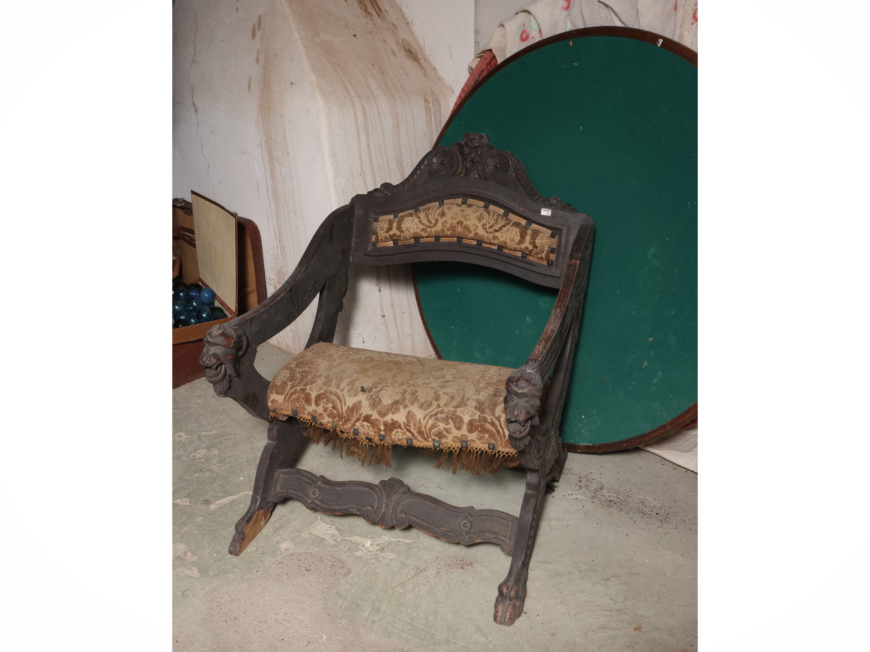 Due complementi di arredo in stile neorinascimentale, poltrona e tavolino