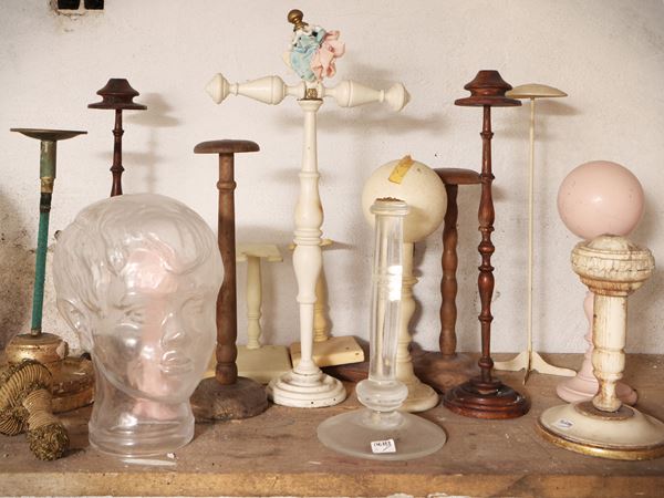 Assortimento di espositori d'epoca per cappelli