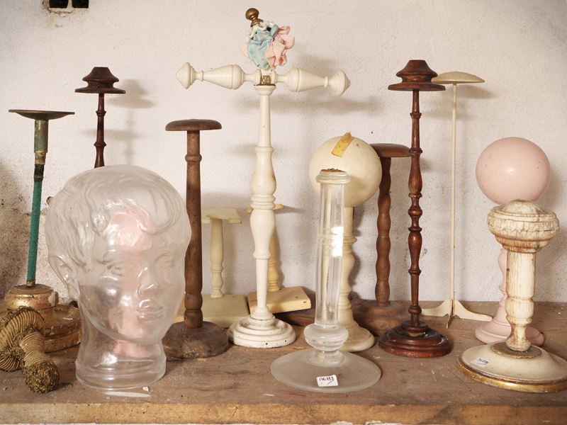 Assortimento di espositori d'epoca per cappelli