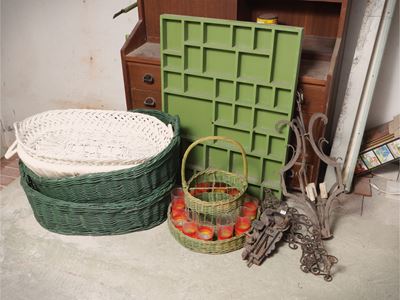 Complementi di arredo rustici d'epoca, etagere in legno laccato verde e accessori vari