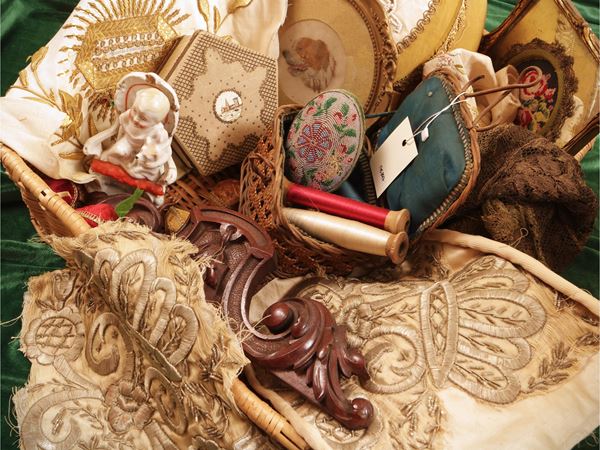 Cestino di curiosità d'epoca
