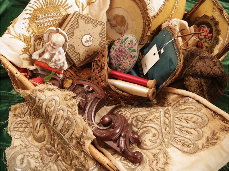 Cestino di curiosità d'epoca