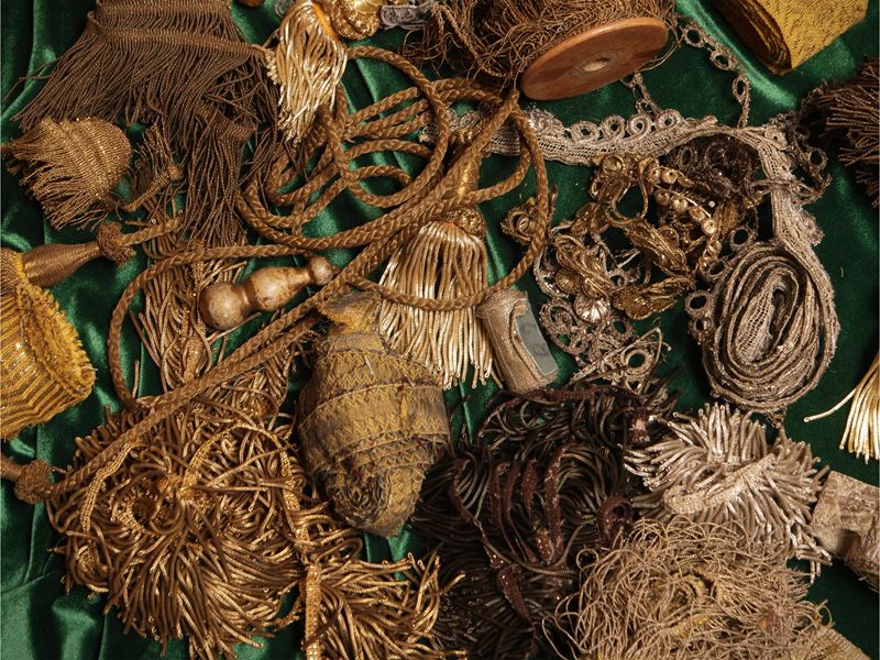 Assortimento di passamanerie d'epoca in fili metallici
