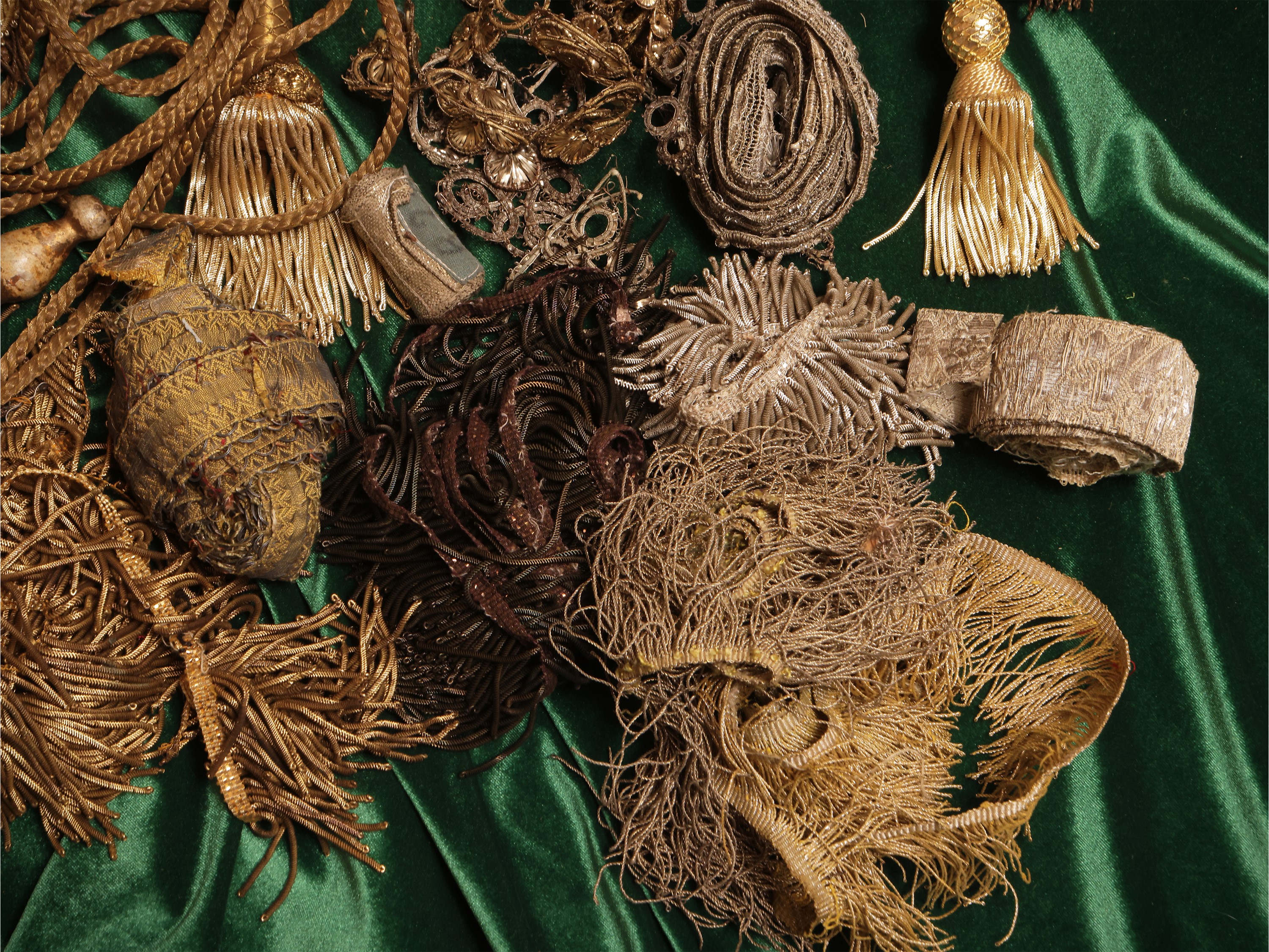 Assortimento di passamanerie d'epoca in fili metallici