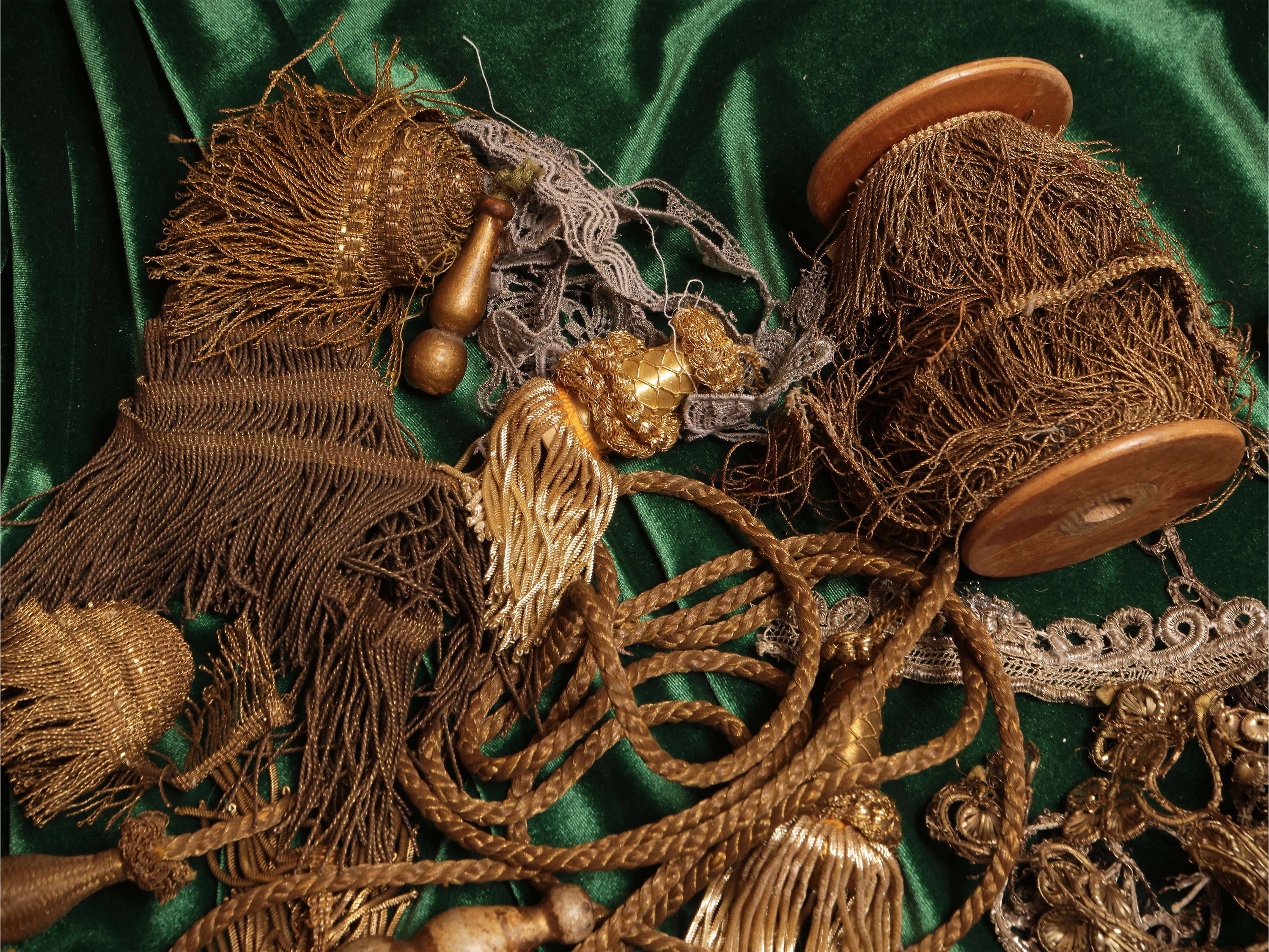 Assortimento di passamanerie d'epoca in fili metallici