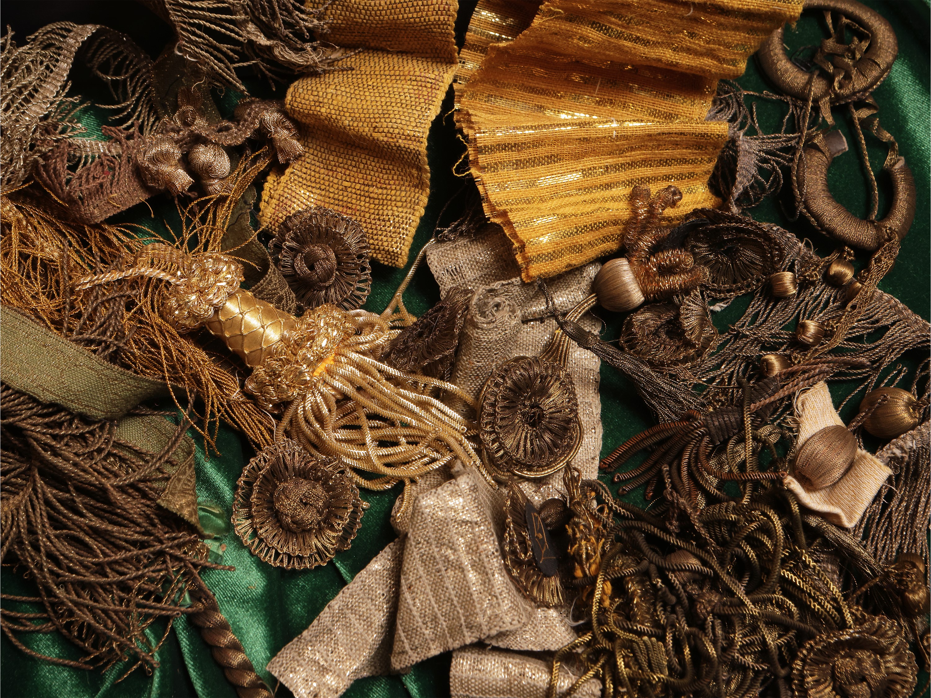 Assortimento di passamanerie d'epoca in fili metallici