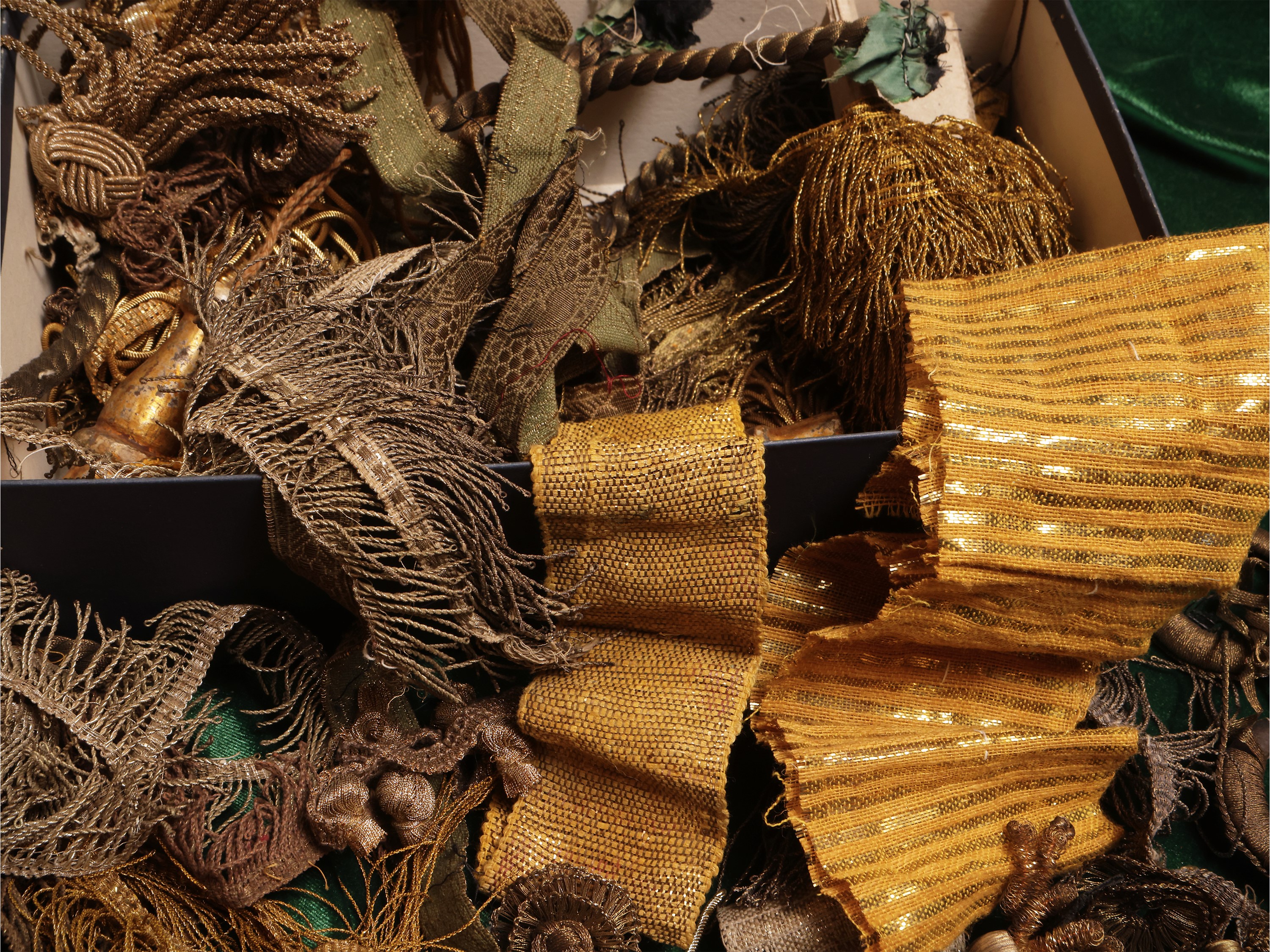 Assortimento di passamanerie d'epoca in fili metallici