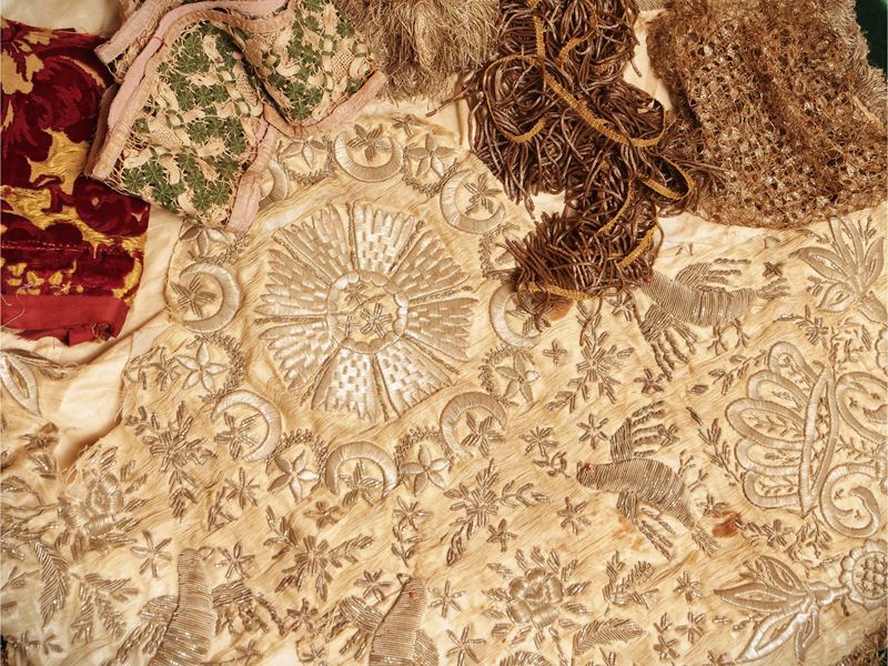 Assortimento di passamanerie d'epoca in fili metallici