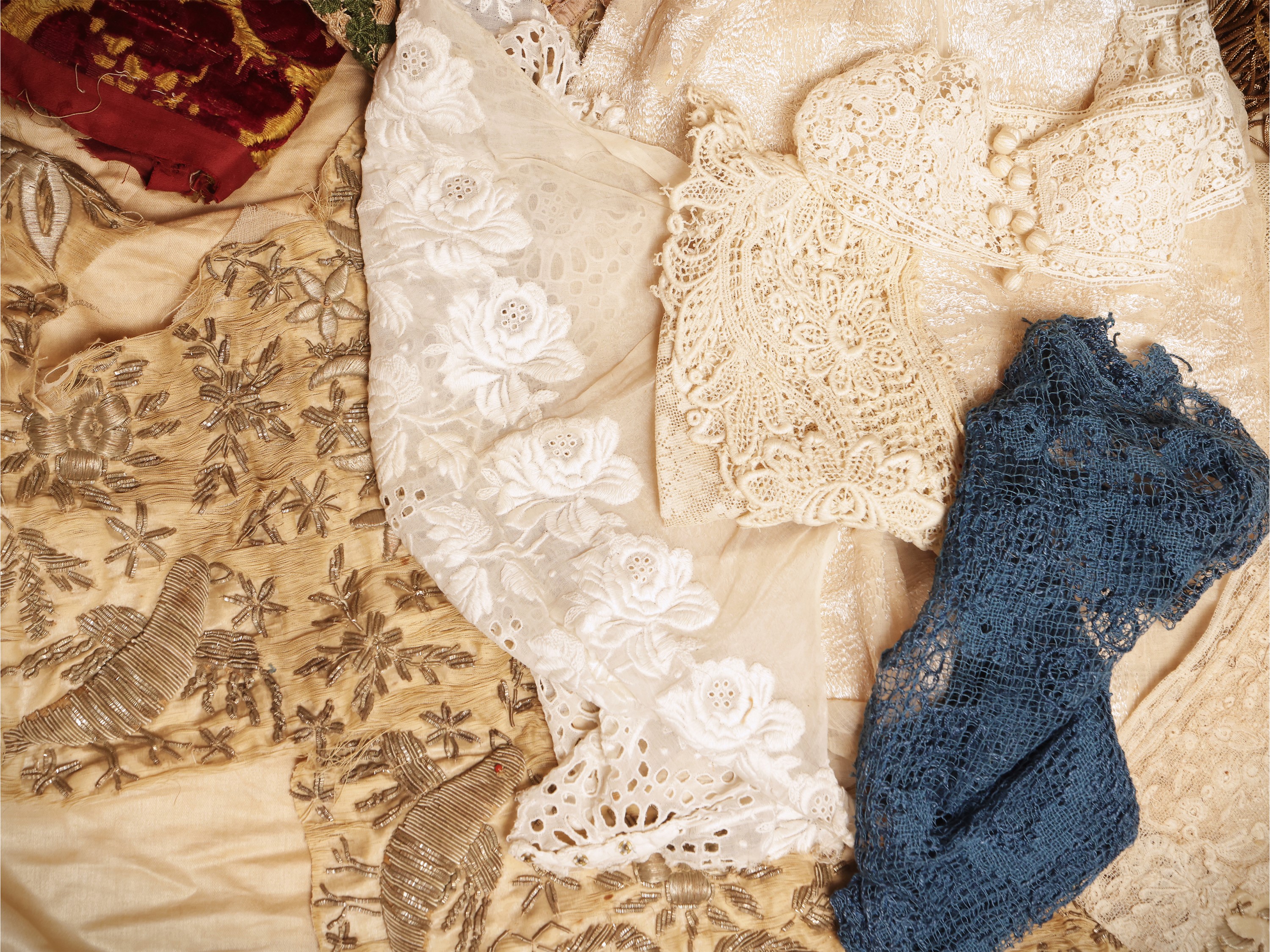 Assortimento di passamanerie d'epoca in fili metallici
