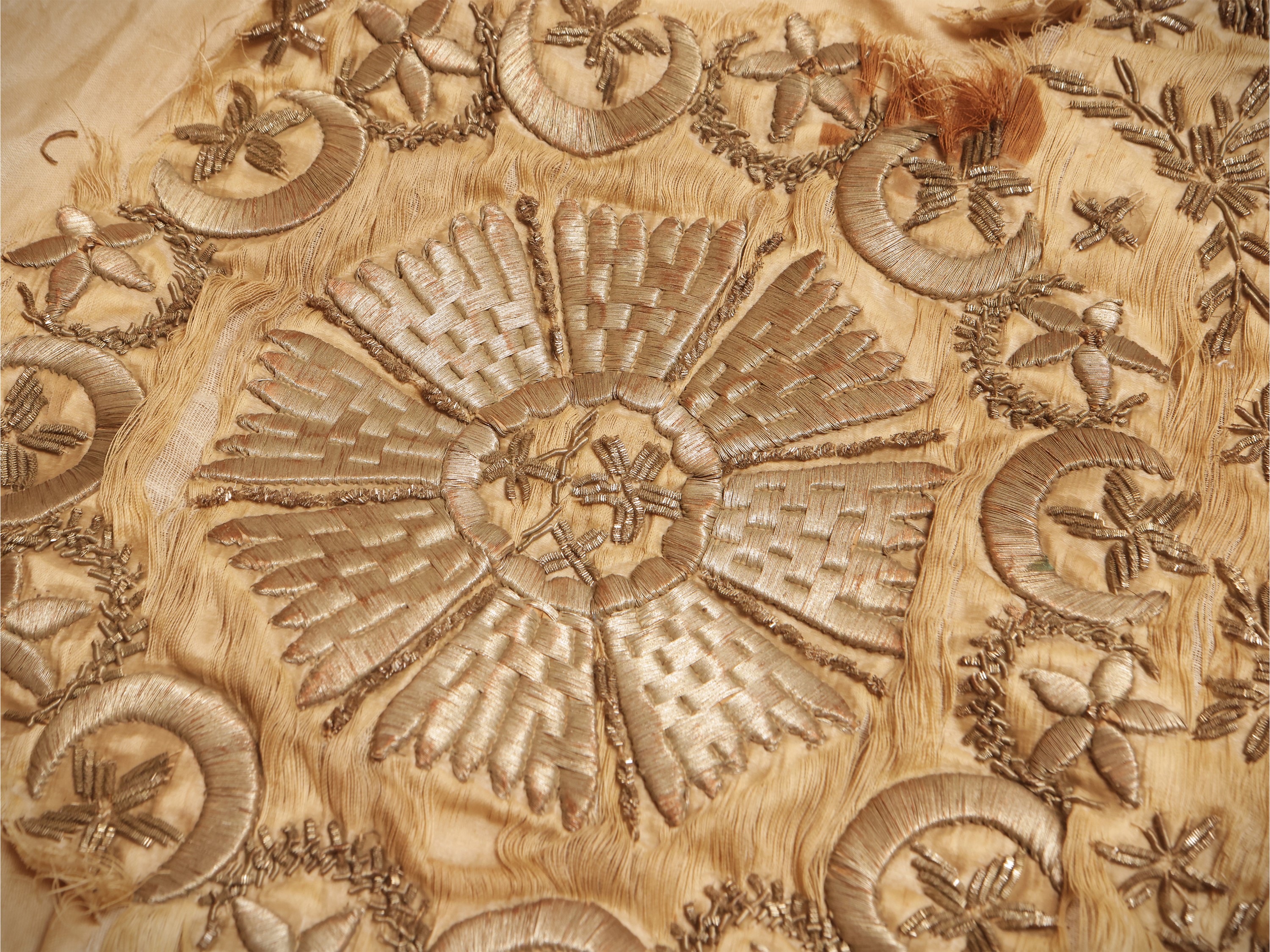 Assortimento di passamanerie d'epoca in fili metallici