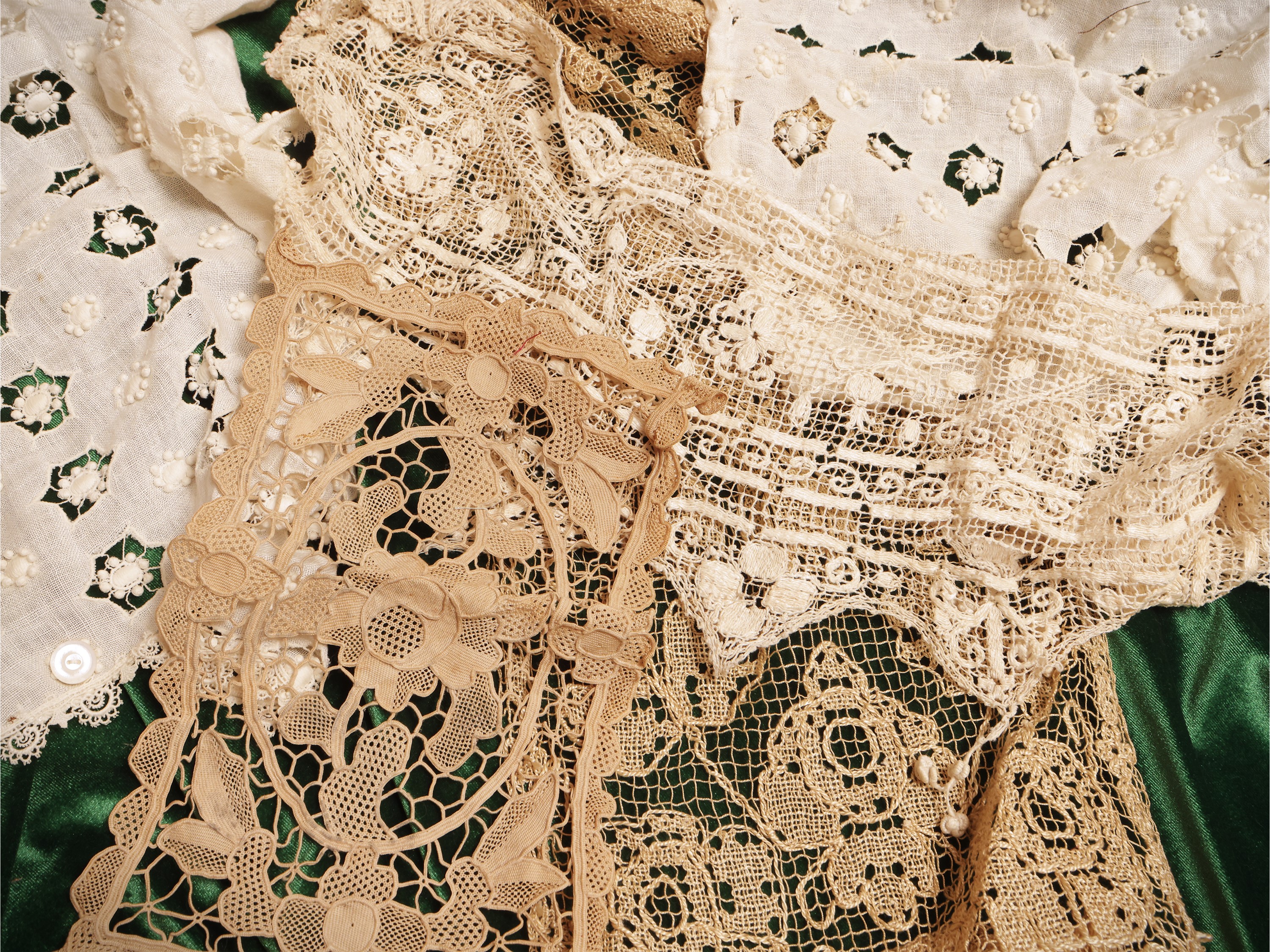 Assortimento di passamanerie d'epoca in fili metallici