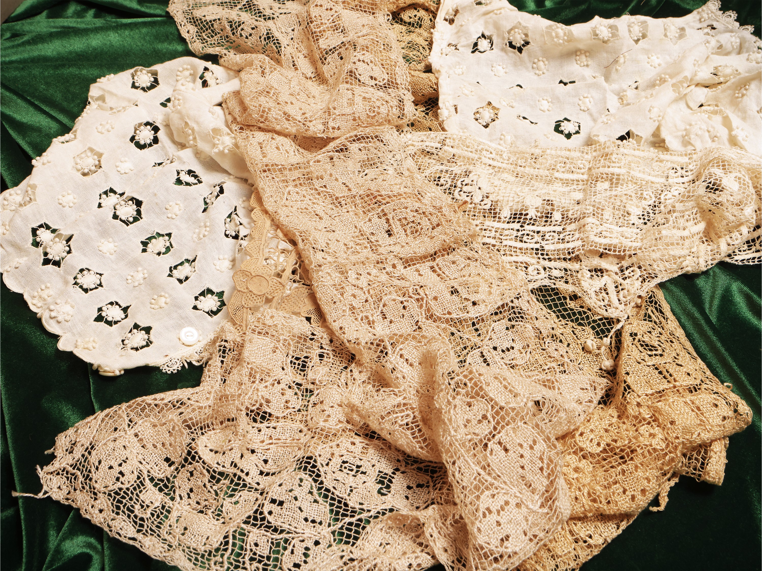 Assortimento di passamanerie d'epoca in fili metallici