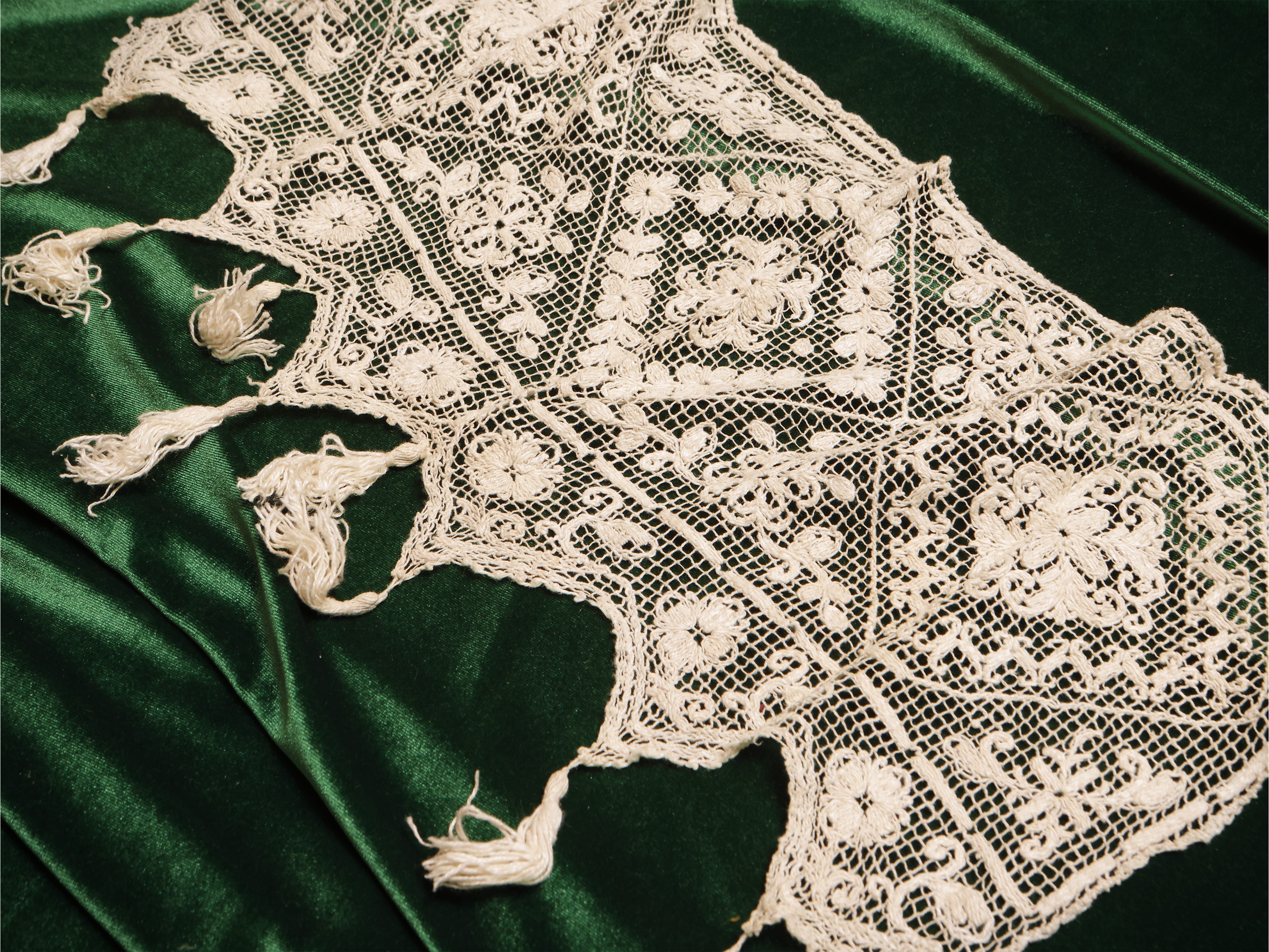 Assortimento di passamanerie d'epoca in fili metallici