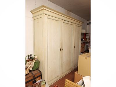 Armadio in gattice laccato bianco con dettagli verde acqua, h 225 cm
