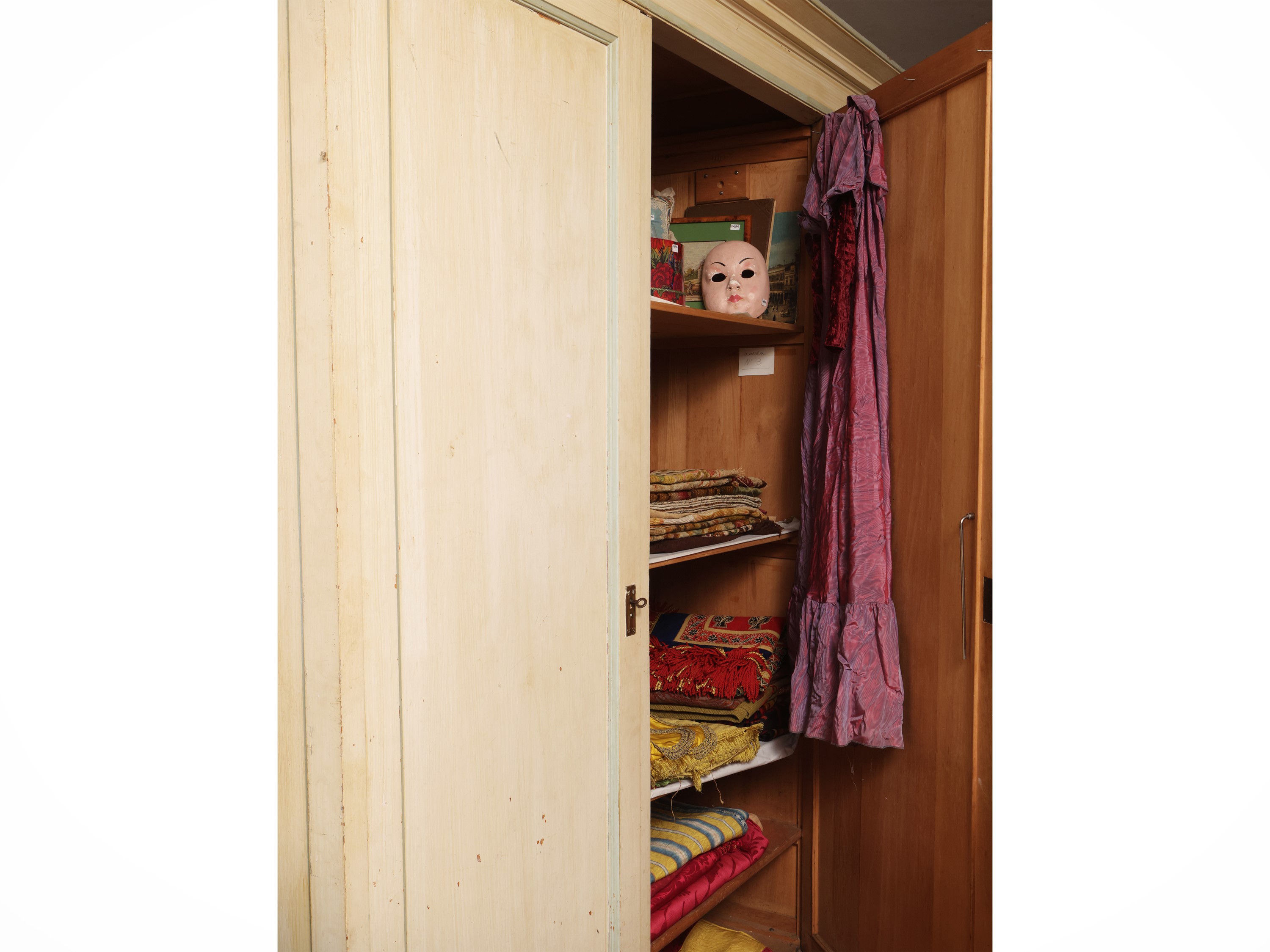 Armadio in gattice laccato bianco con dettagli verde acqua, h 225 cm
