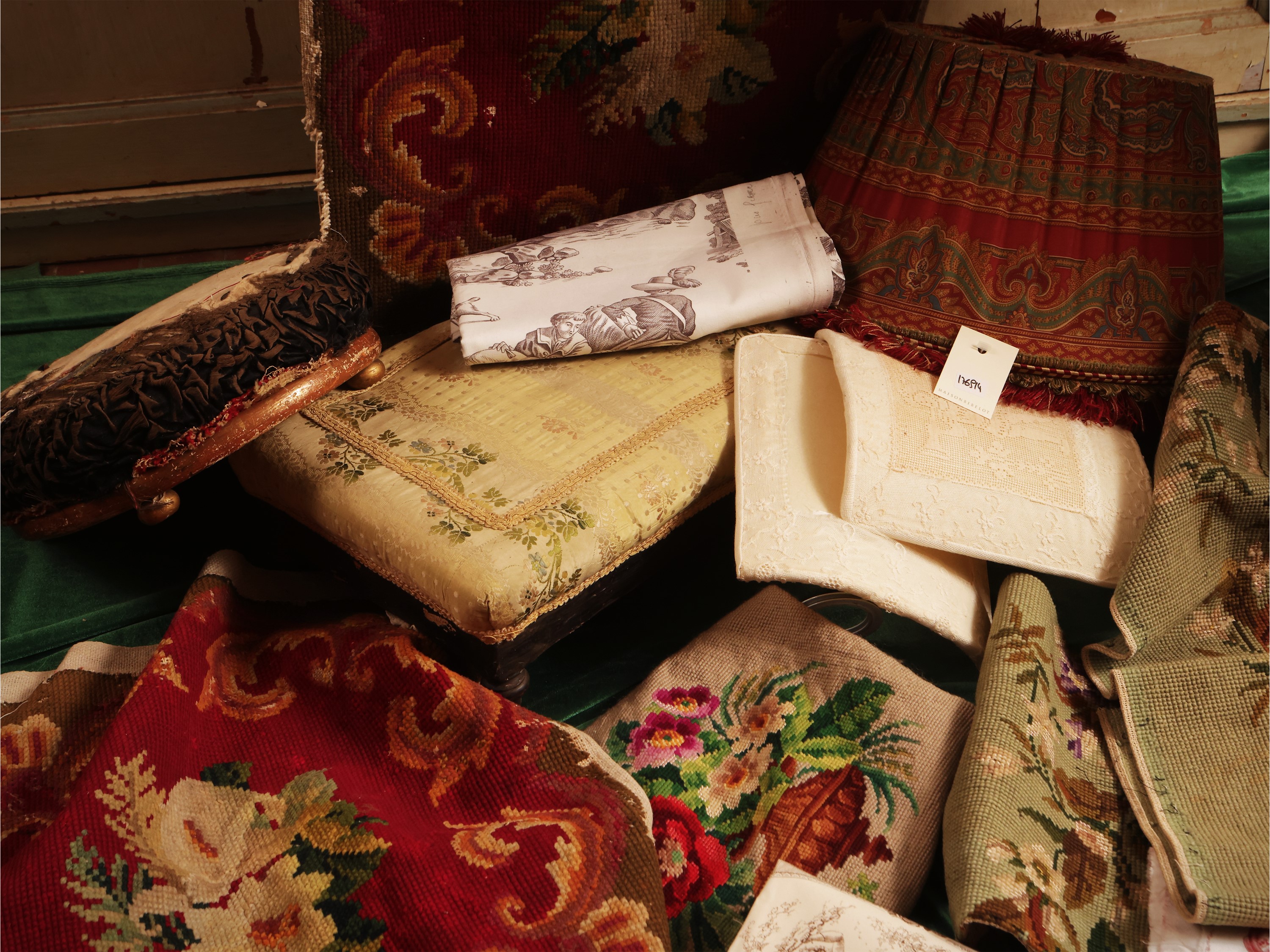 Fantasia di complementi tessili d'epoca