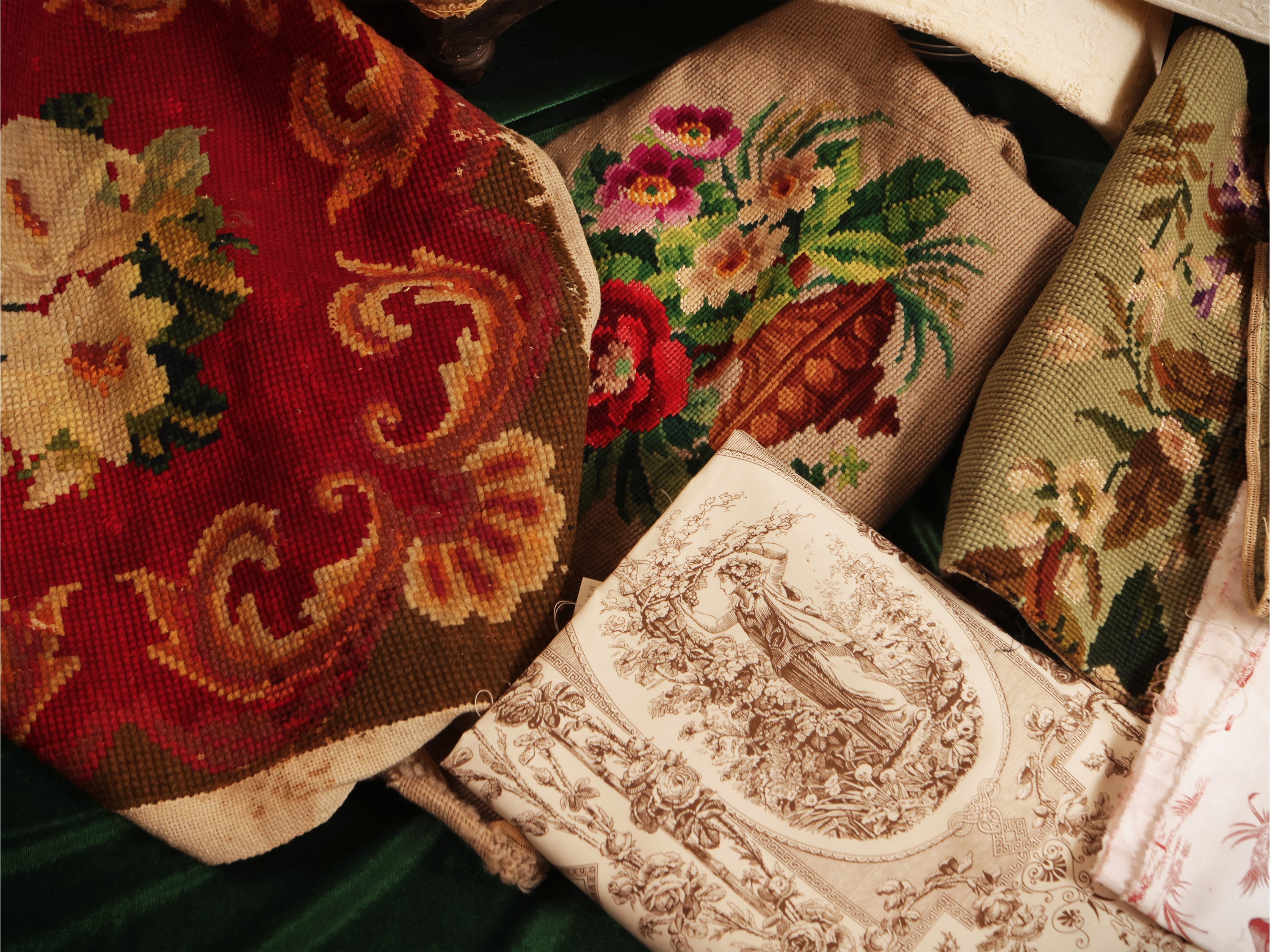 Fantasia di complementi tessili d'epoca