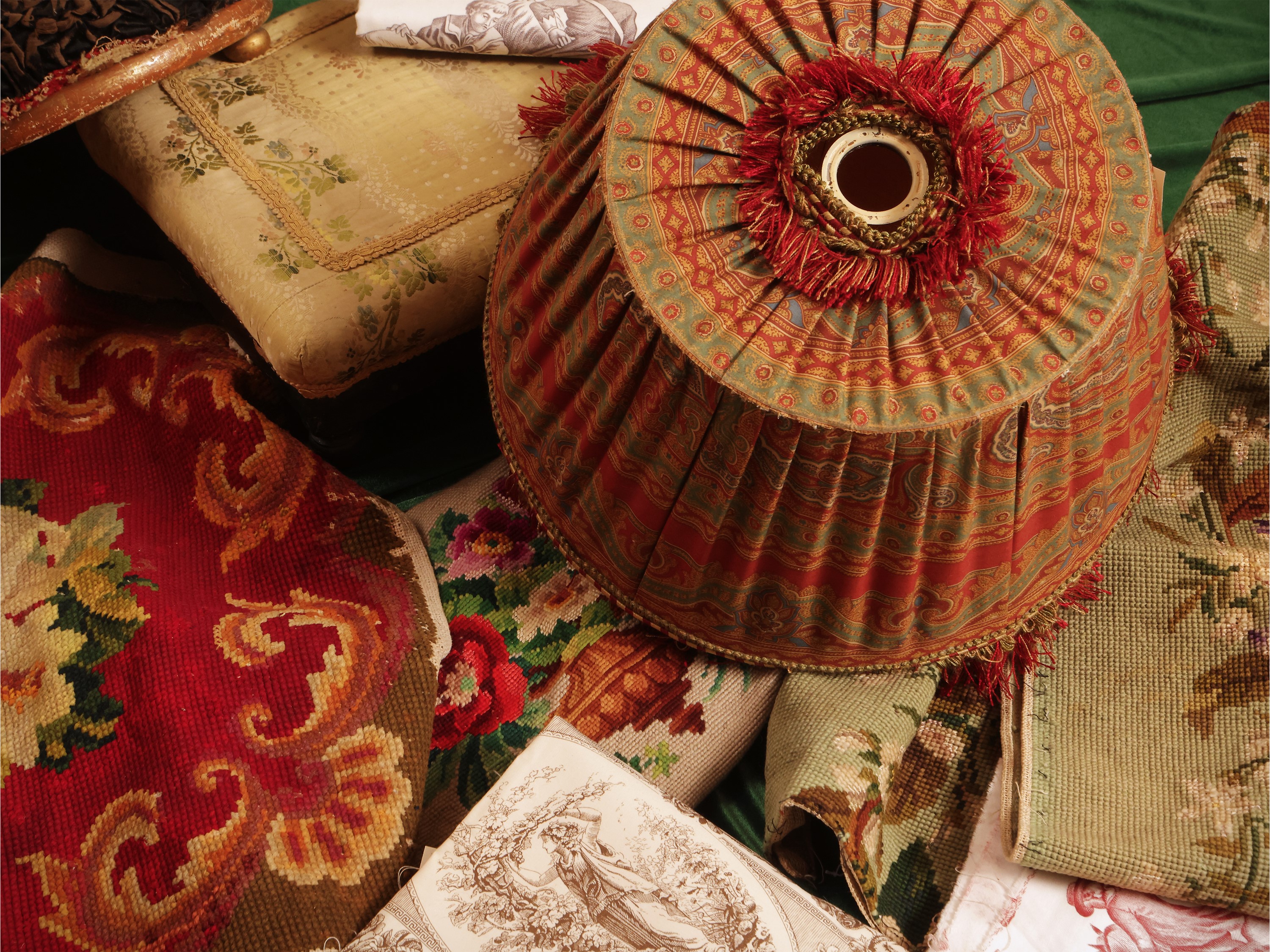 Fantasia di complementi tessili d'epoca