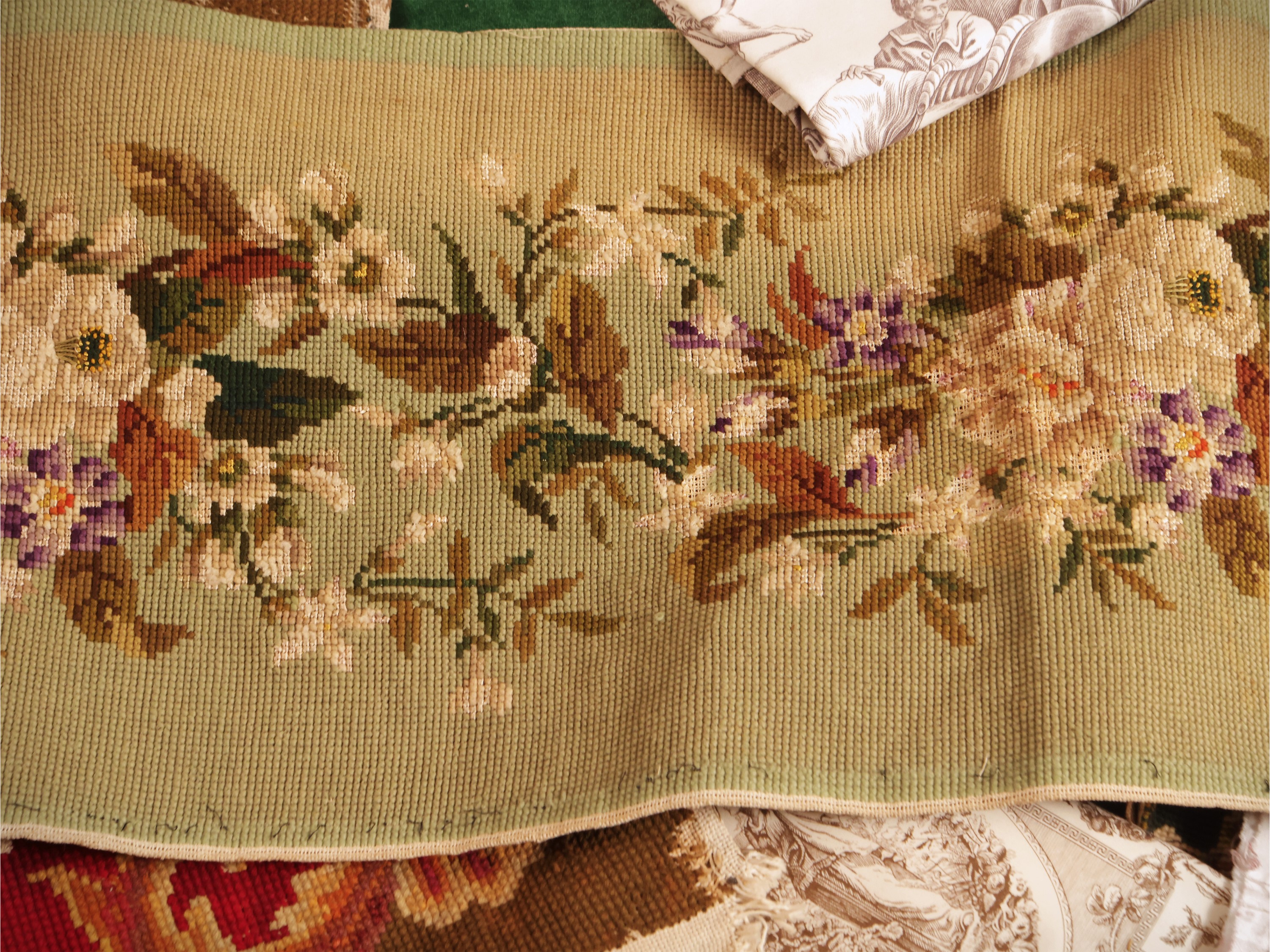 Fantasia di complementi tessili d'epoca