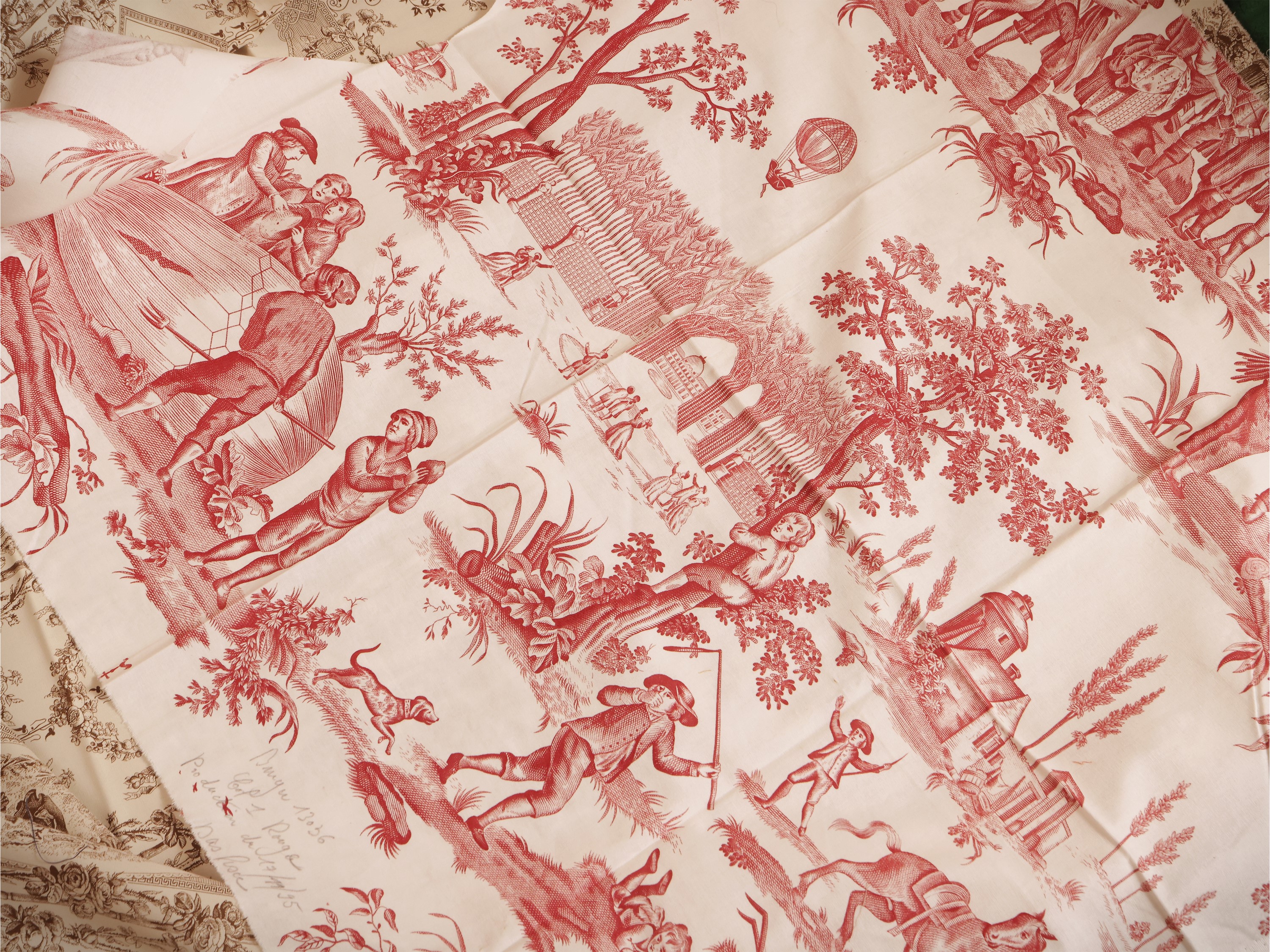 Fantasia di complementi tessili d'epoca