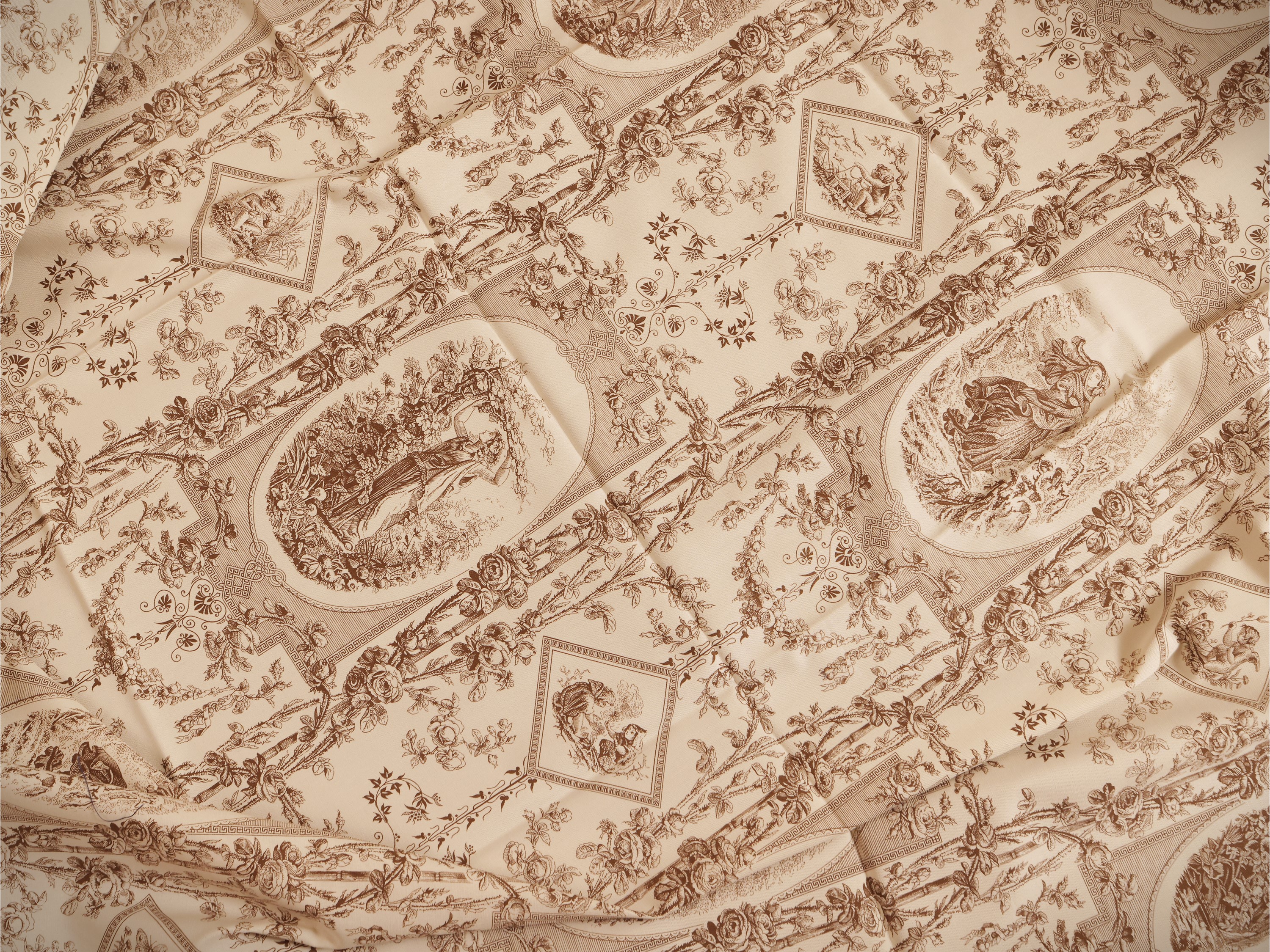 Fantasia di complementi tessili d'epoca