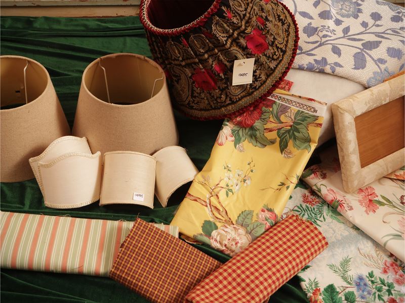 Varietà di paralumi e tessuti da arredamento