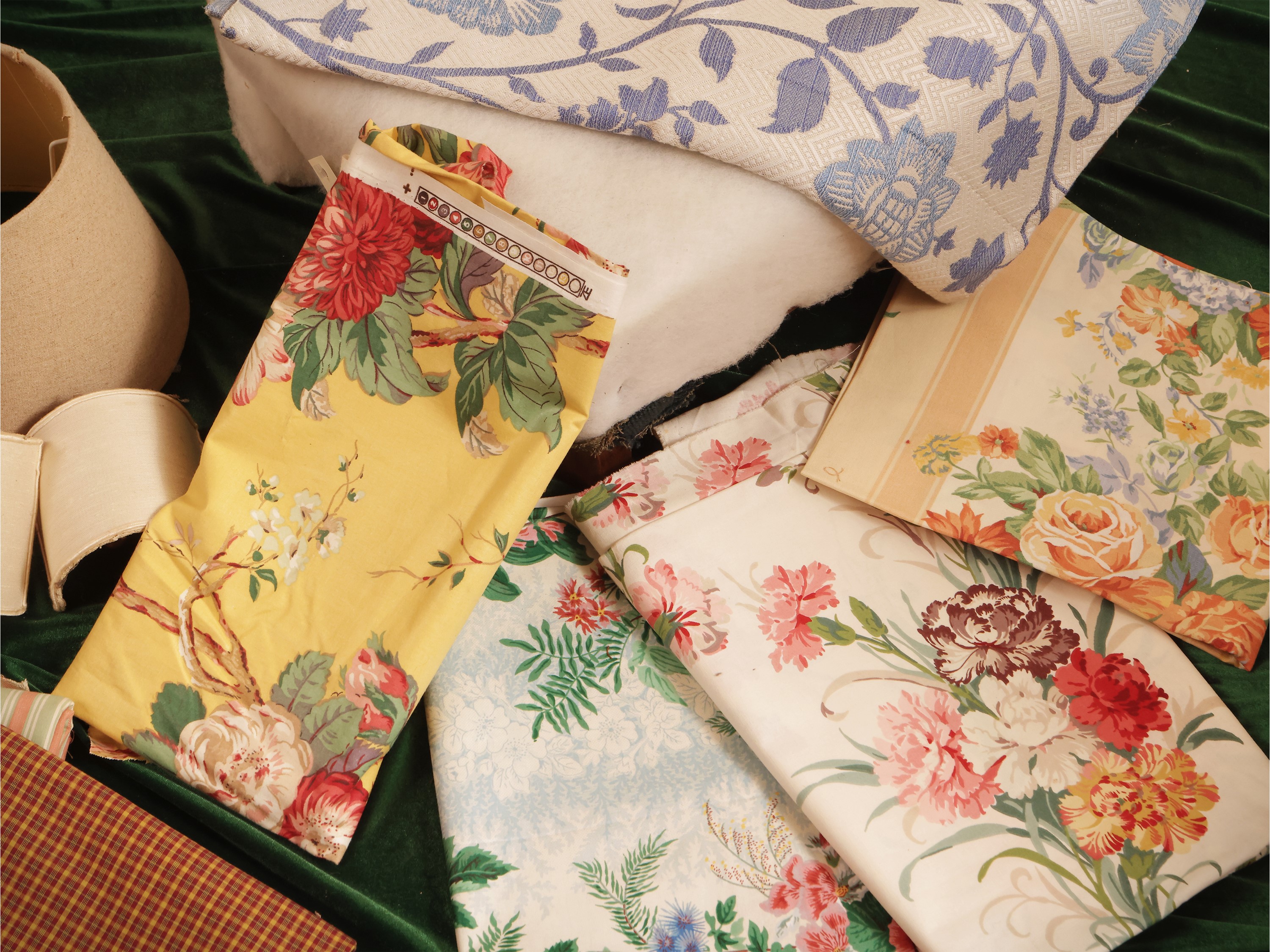 Varietà di paralumi e tessuti da arredamento