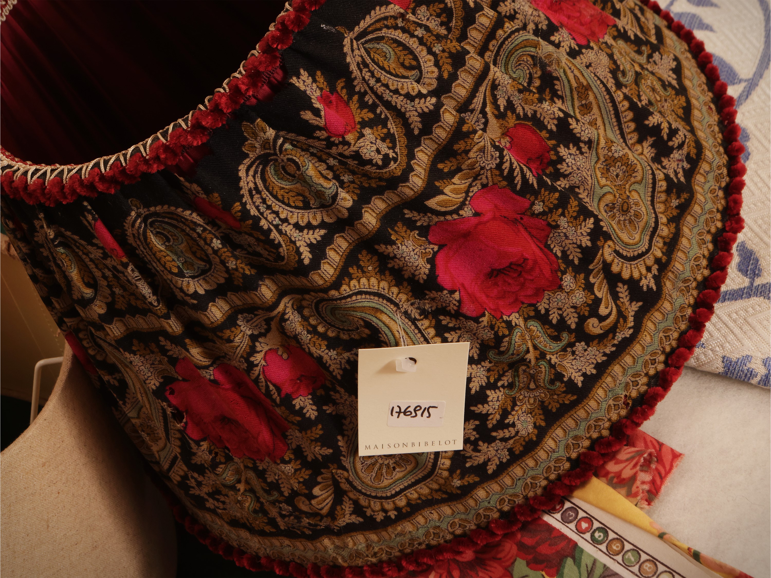 Varietà di paralumi e tessuti da arredamento