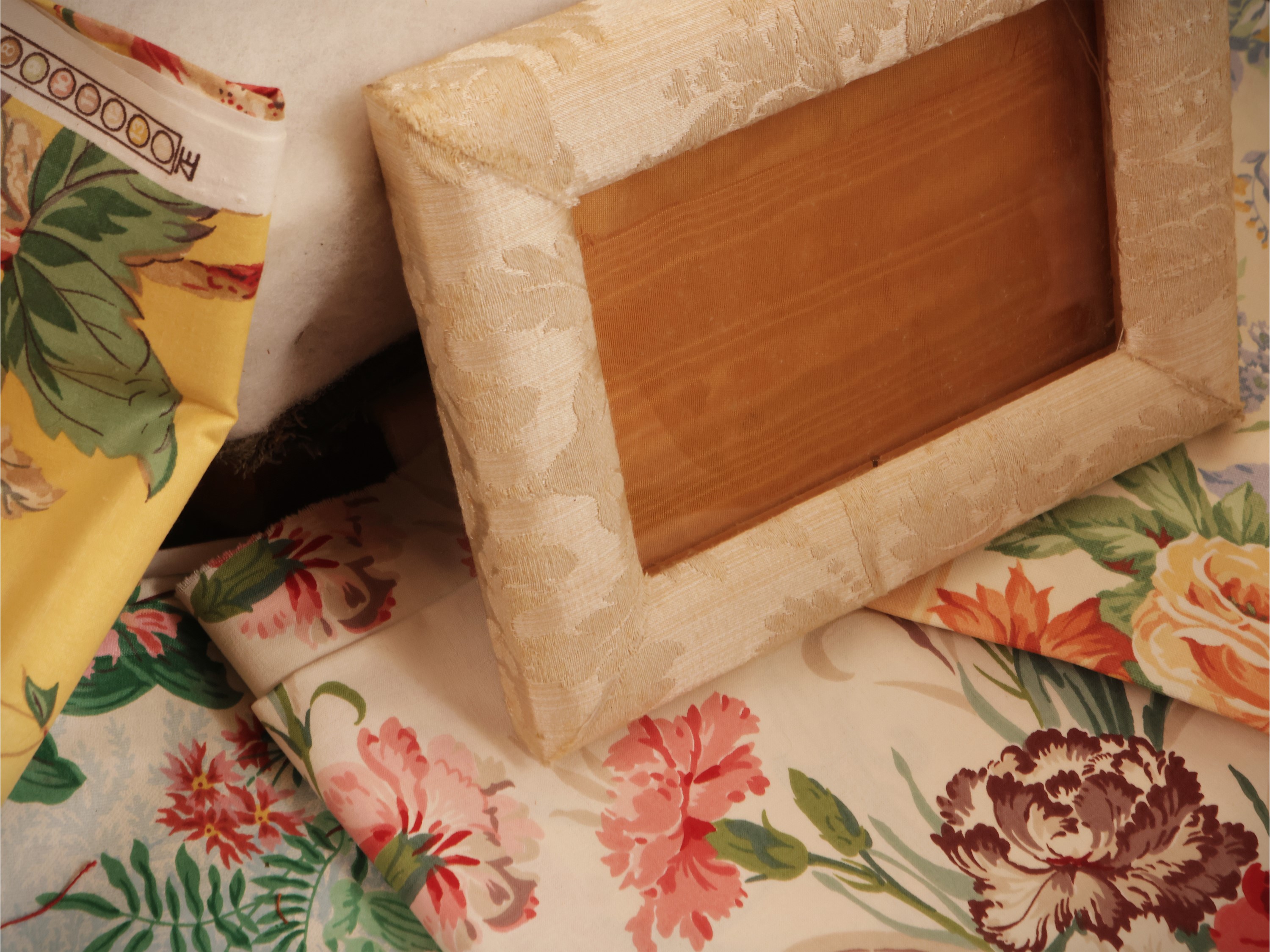 Varietà di paralumi e tessuti da arredamento