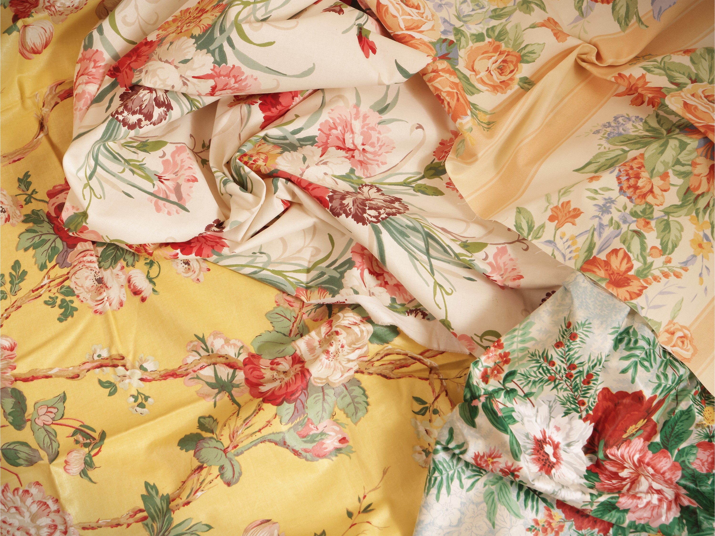 Varietà di paralumi e tessuti da arredamento