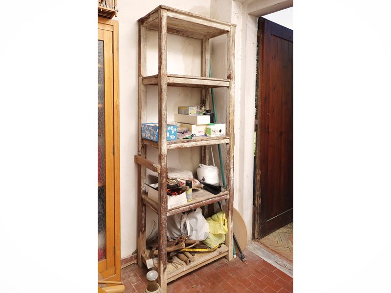 Scaffalatura in legno laccato, villa a Settignano