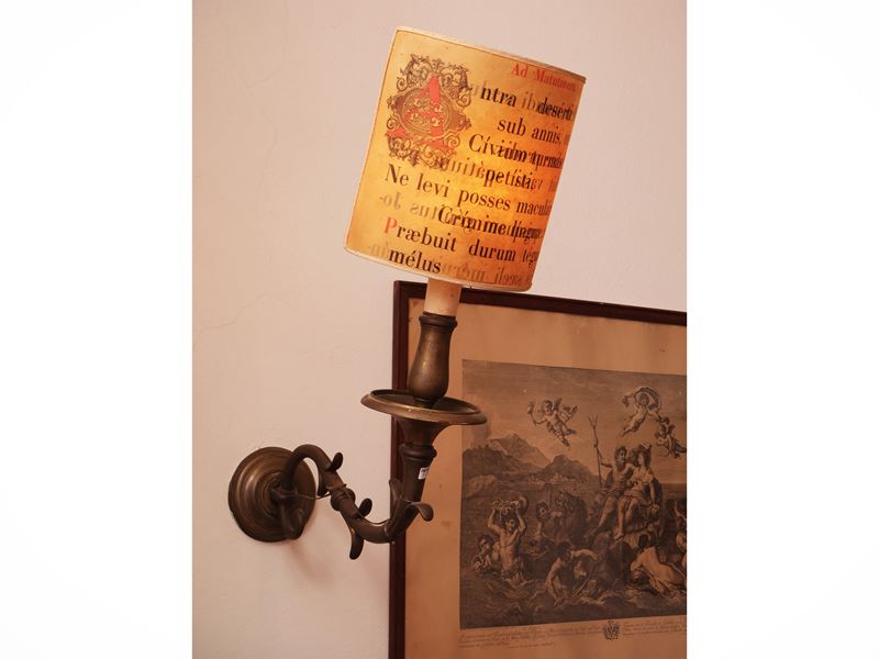 Coppia di bracci a muro portaceri in bronzo