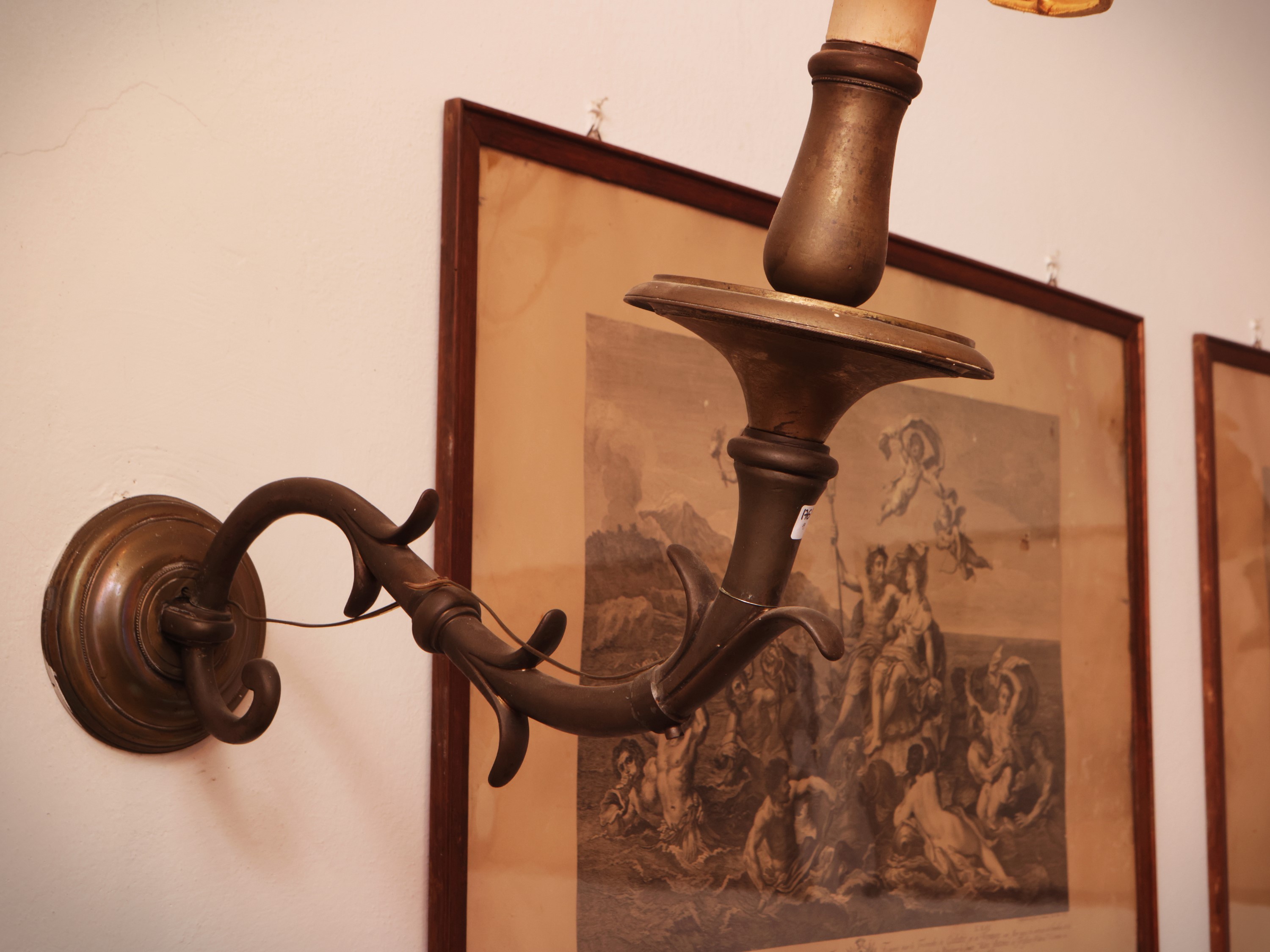 Coppia di bracci a muro portaceri in bronzo