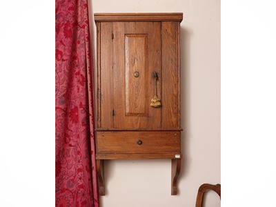Piccolo stipo pensile in legno rustico con sportello e cassettino
