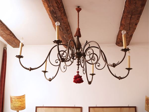 Grande lampadario in metallo patinato