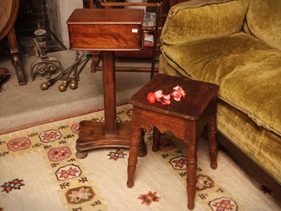 Due complementi di arredo rustici: tavolino con piano ad alzarsi e sgabello con gambe tornite